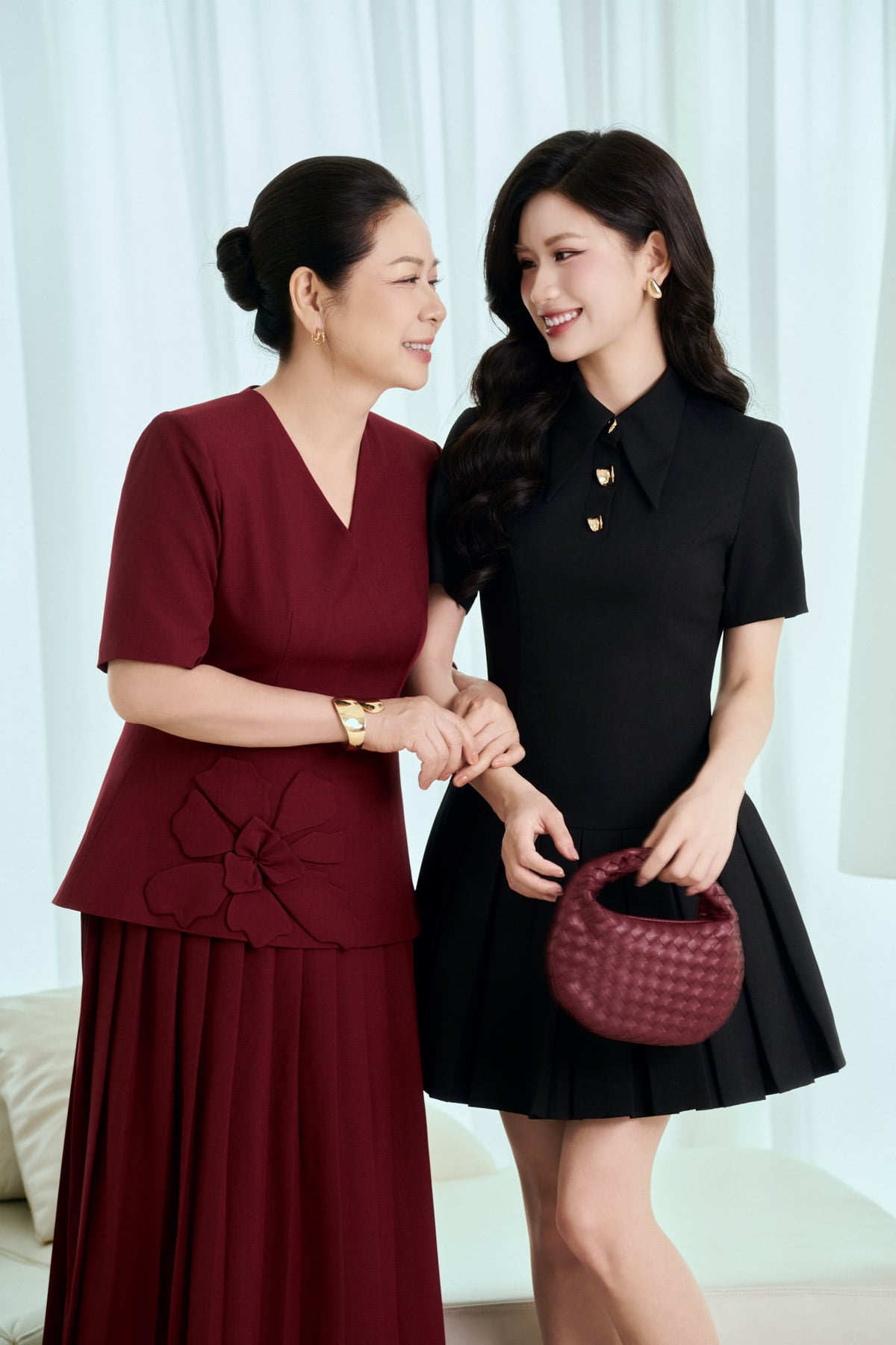 FDC15444 - Đầm công sở dáng dài vải thô đũi cổ xẻ V tay cộc thân váy thêu hoa nổi ,thân dưới cách điệu dập ly thời trang khoá thân sau - PANTIO