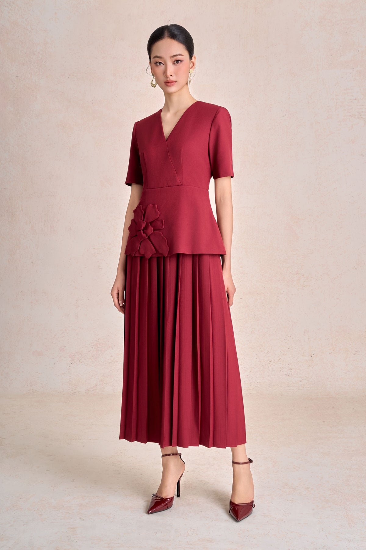 FDC15444 - Đầm công sở dáng dài vải thô đũi cổ xẻ V tay cộc thân váy thêu hoa nổi ,thân dưới cách điệu dập ly thời trang khoá thân sau - PANTIO