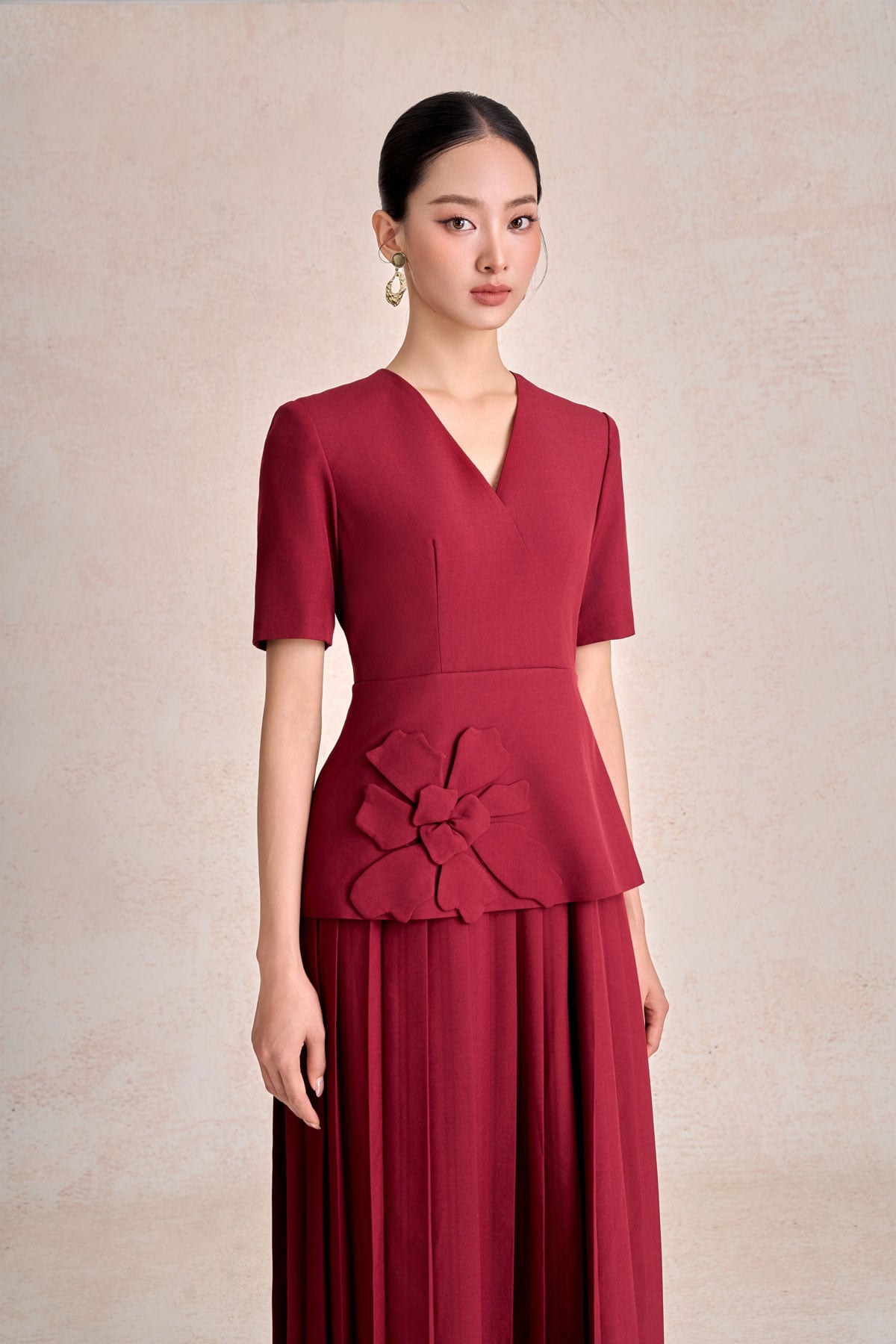 FDC15444 - Đầm công sở dáng dài vải thô đũi cổ xẻ V tay cộc thân váy thêu hoa nổi ,thân dưới cách điệu dập ly thời trang khoá thân sau - PANTIO