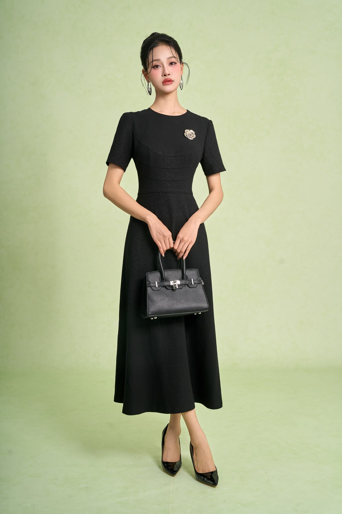 FDC15448 - Đầm công sở vải phi cát dáng chữ A cổ tròn tay cộc eo váy nhún ly tạo kiểu kèm cài áo kim loại khoá thân sau - PANTIO