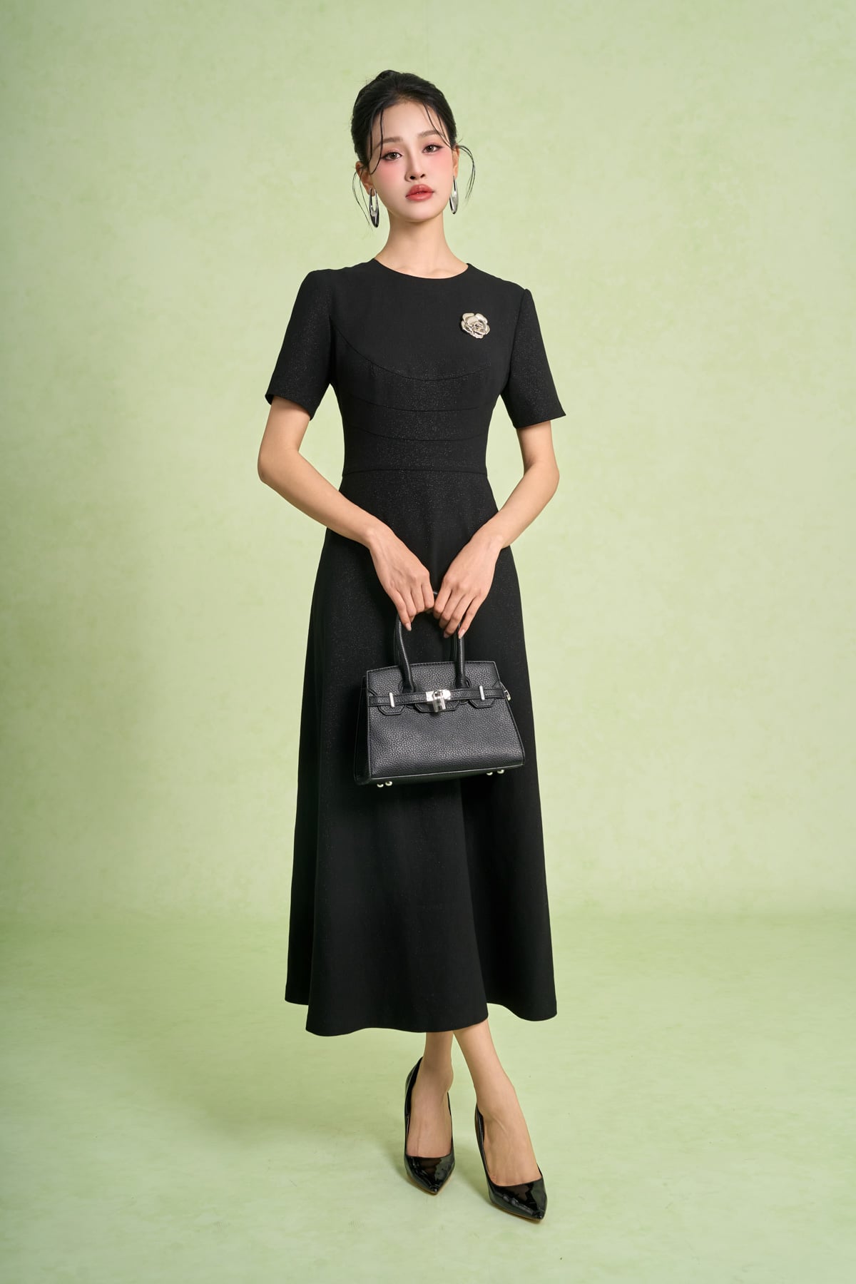 FDC15448 - Đầm công sở vải phi cát dáng chữ A cổ tròn tay cộc eo váy nhún ly tạo kiểu kèm cài áo kim loại khoá thân sau - PANTIO