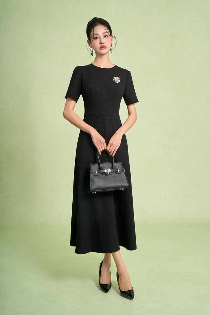 FDC15448 - Đầm công sở vải phi cát dáng chữ A cổ tròn tay cộc eo váy nhún ly tạo kiểu kèm cài áo kim loại khoá thân sau - PANTIO