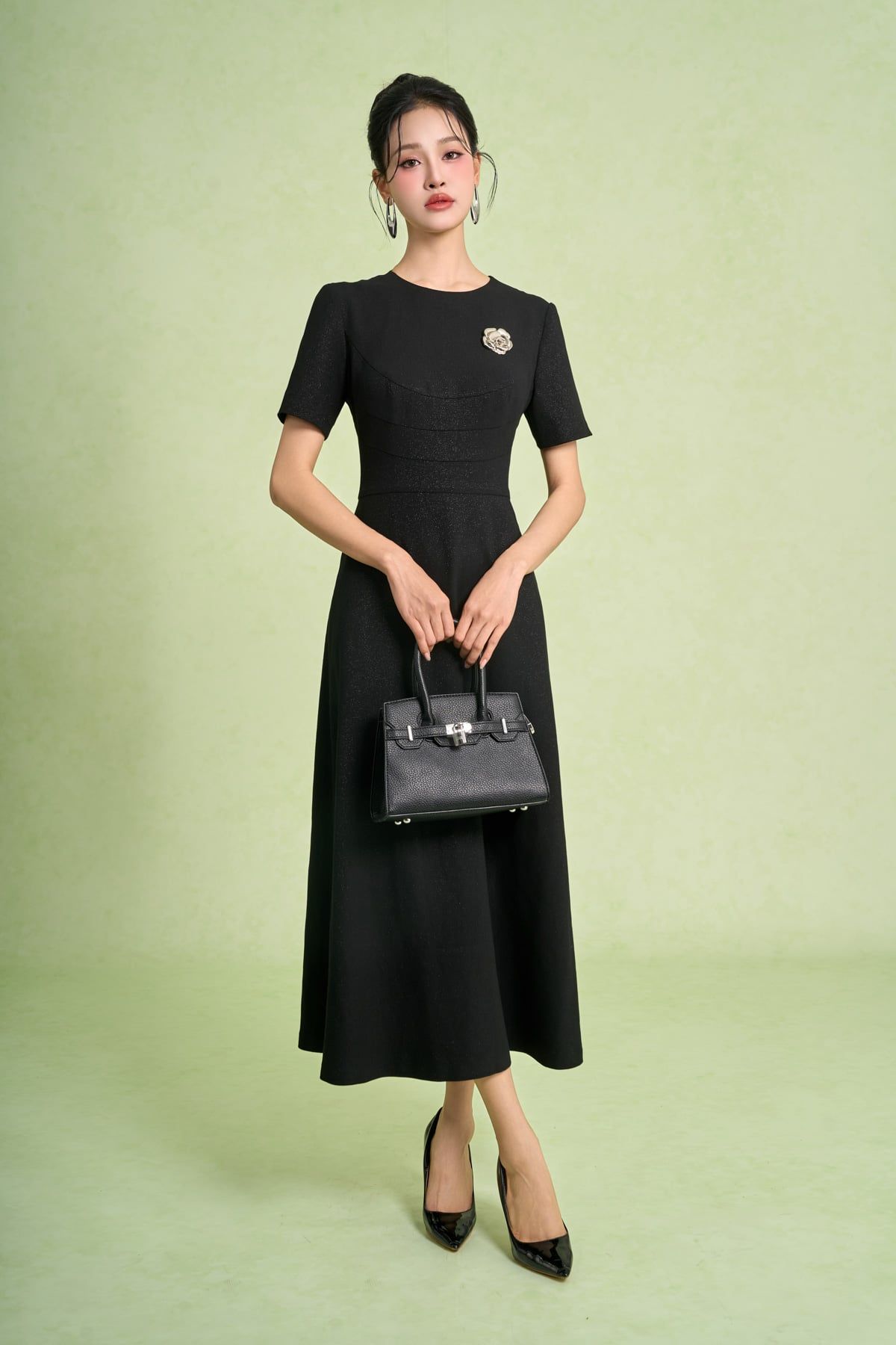 FDC15448 - Đầm công sở vải phi cát dáng chữ A cổ tròn tay cộc eo váy nhún ly tạo kiểu kèm cài áo kim loại khoá thân sau - PANTIO