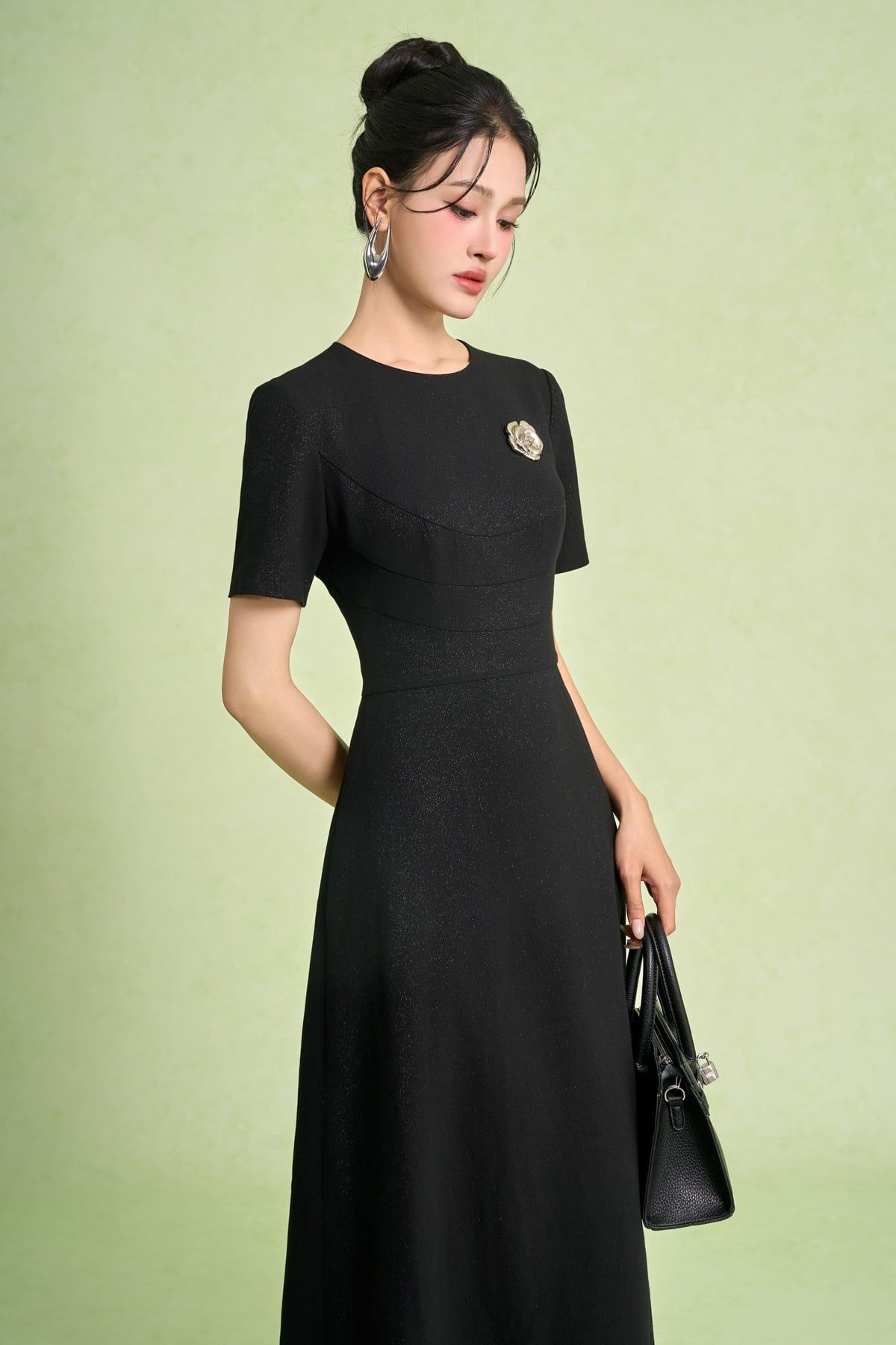 FDC15448 - Đầm công sở vải phi cát dáng chữ A cổ tròn tay cộc eo váy nhún ly tạo kiểu kèm cài áo kim loại khoá thân sau - PANTIO