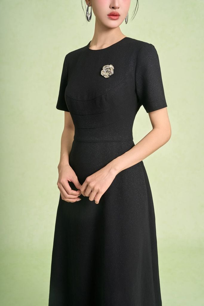 FDC15448 - Đầm công sở vải phi cát dáng chữ A cổ tròn tay cộc eo váy nhún ly tạo kiểu kèm cài áo kim loại khoá thân sau - PANTIO