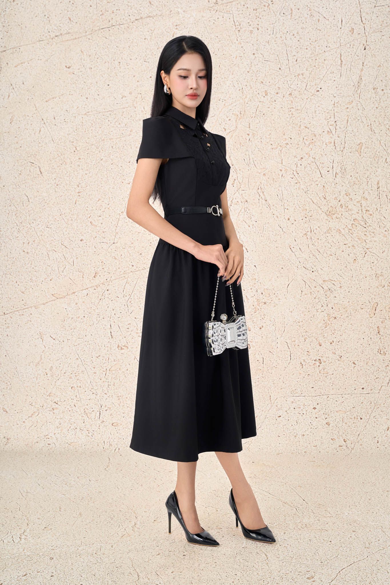 FDC15451 - Đầm công sở vải tuytsi cổ bẻ tay ngắn ngực phối ren hoa mảng eo phối dây đai co giãn khóa thân sau - PANTIO