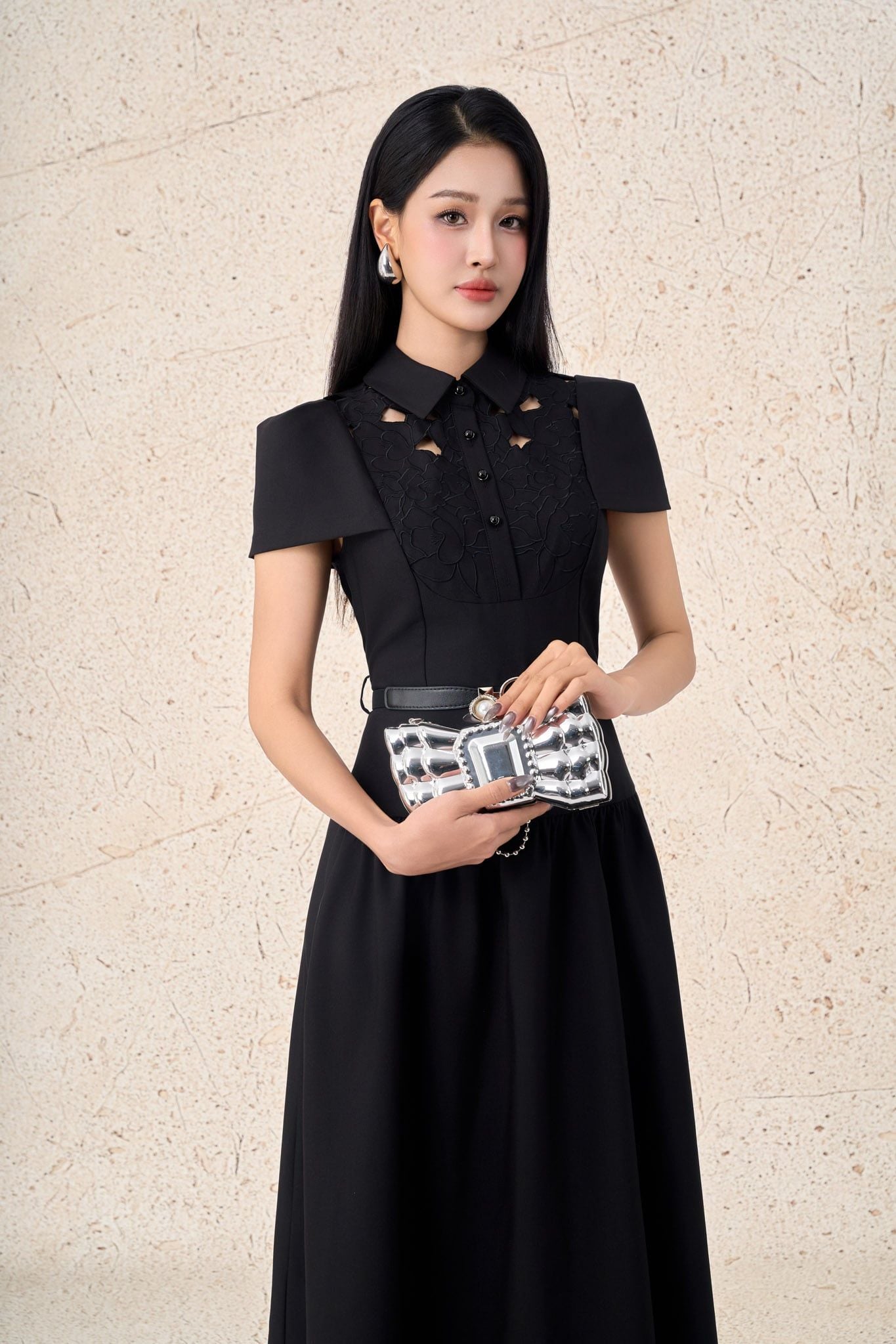 FDC15451 - Đầm công sở vải tuytsi cổ bẻ tay ngắn ngực phối ren hoa mảng eo phối dây đai co giãn khóa thân sau - PANTIO