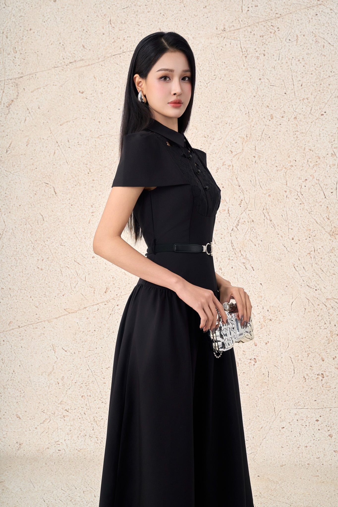 FDC15451 - Đầm công sở vải tuytsi cổ bẻ tay ngắn ngực phối ren hoa mảng eo phối dây đai co giãn khóa thân sau - PANTIO