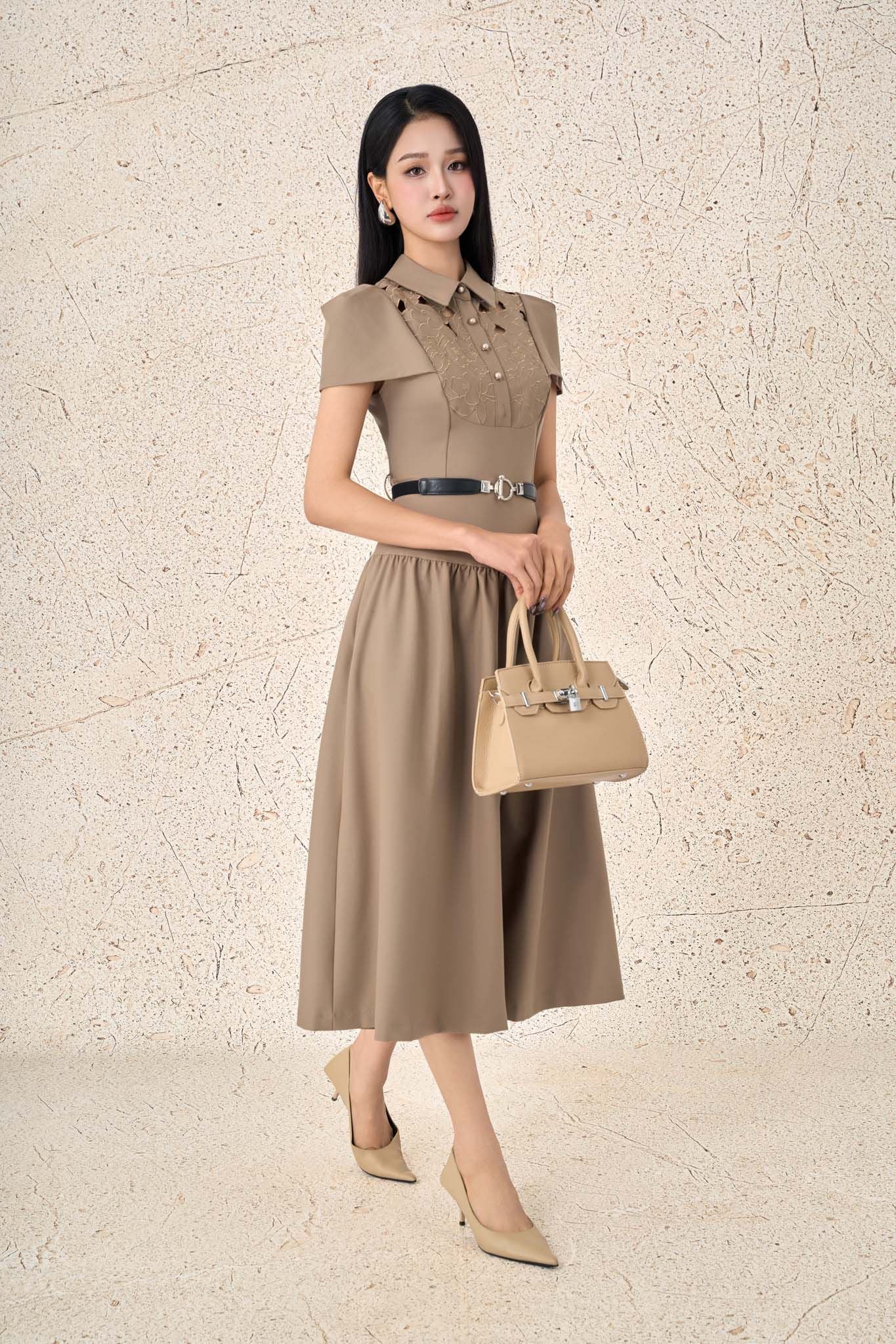 FDC15451 - Đầm công sở vải tuytsi cổ bẻ tay ngắn ngực phối ren hoa mảng eo phối dây đai co giãn khóa thân sau - PANTIO