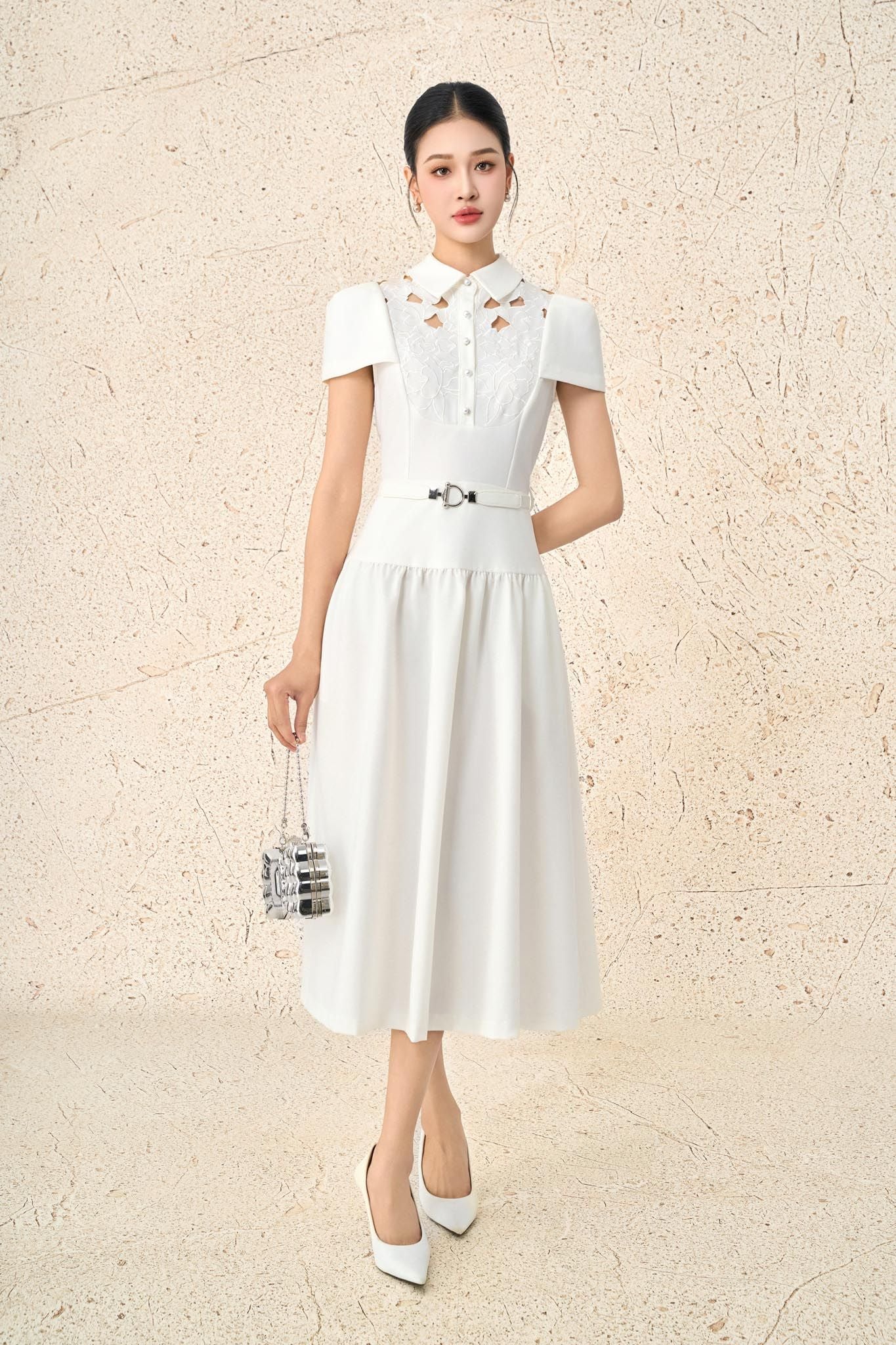 FDC15451 - Đầm công sở vải tuytsi cổ bẻ tay ngắn ngực phối ren hoa mảng eo phối dây đai co giãn khóa thân sau - PANTIO