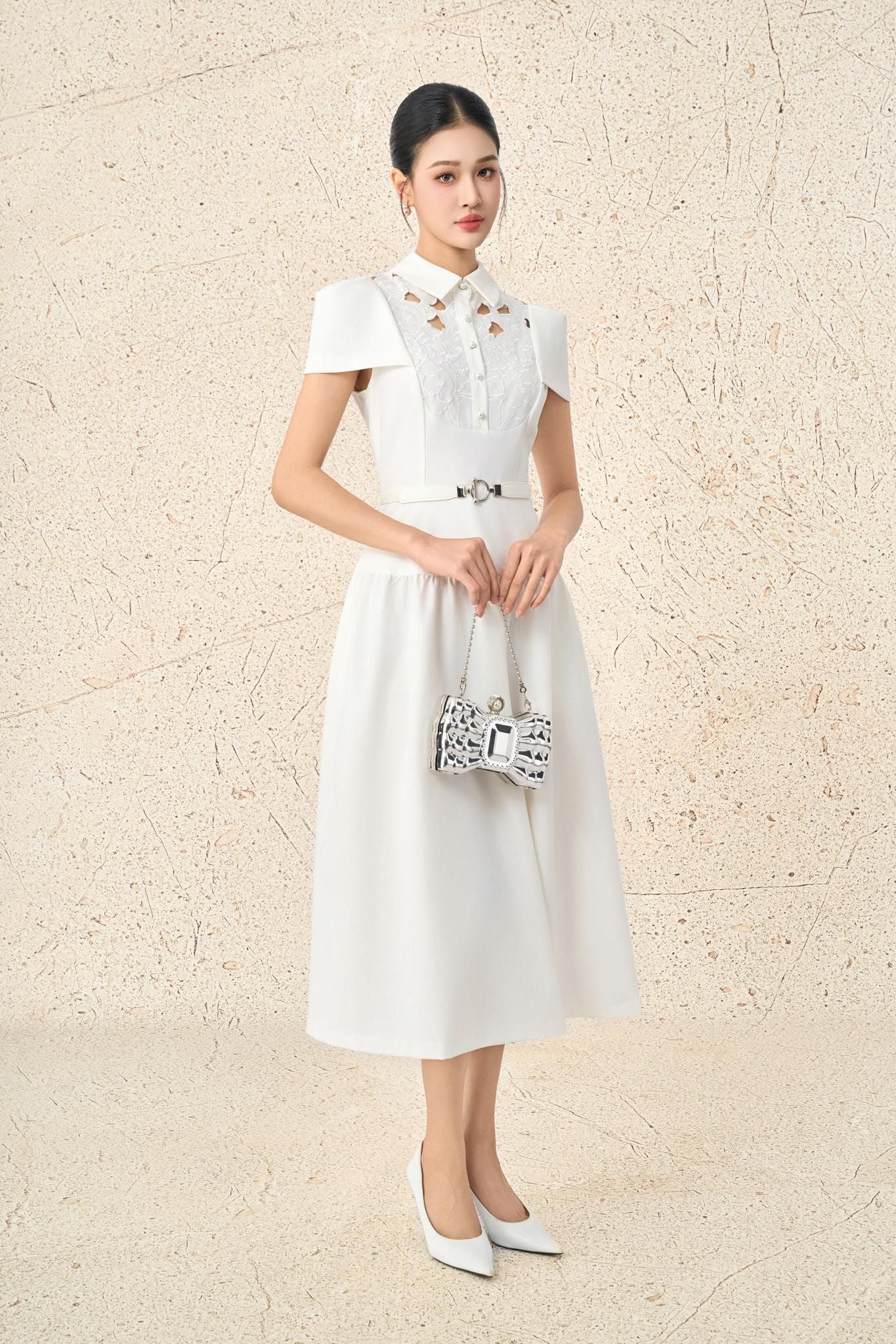 FDC15451 - Đầm công sở vải tuytsi cổ bẻ tay ngắn ngực phối ren hoa mảng eo phối dây đai co giãn khóa thân sau - PANTIO