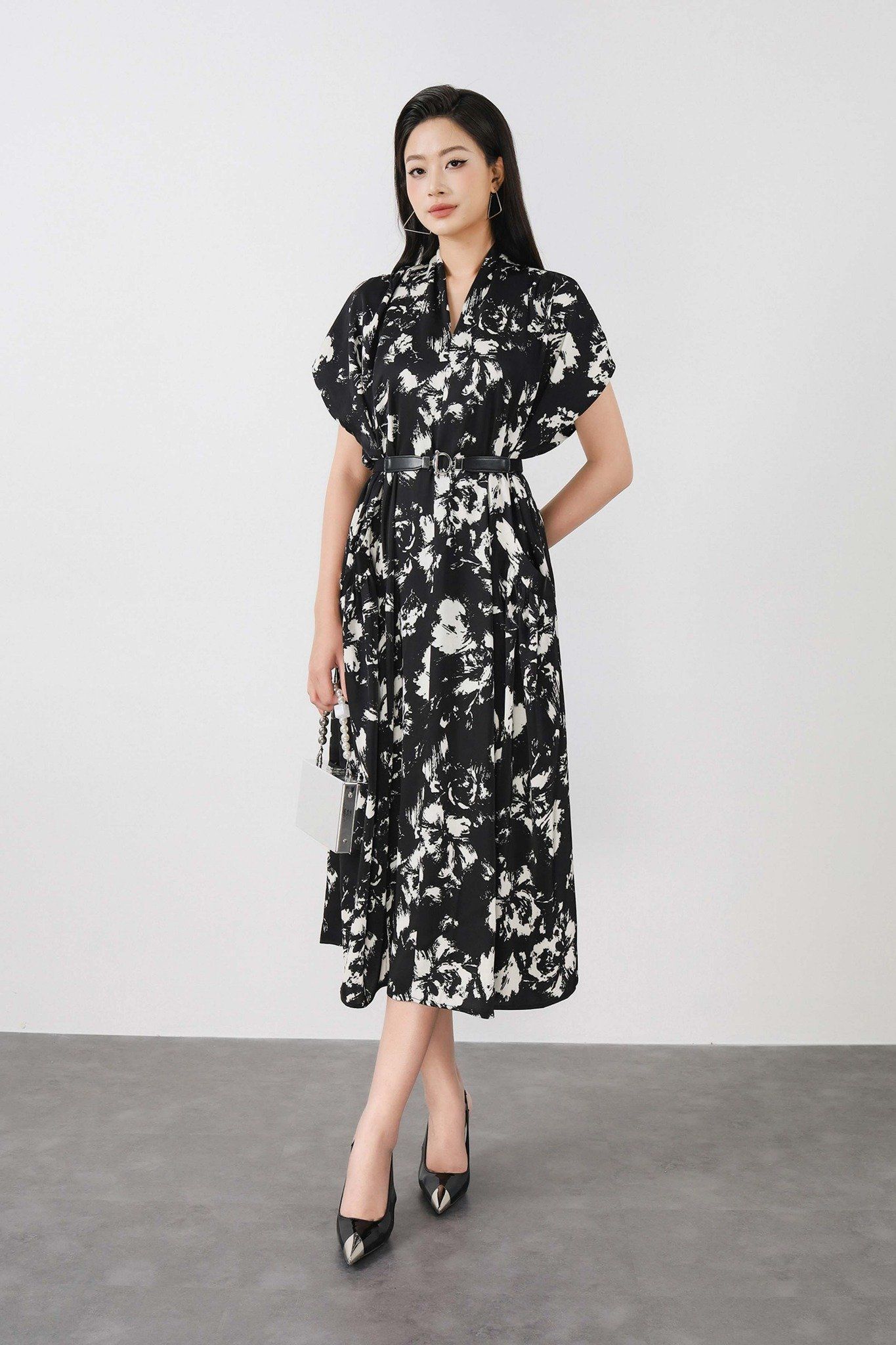 FDC34028 - Đầm công sở vải lụa dáng suông cổ V leo xếp nếp vai chờm tay liền thân phối túi trang trí kèm thắt lưng tạo kiểu - PANTIO