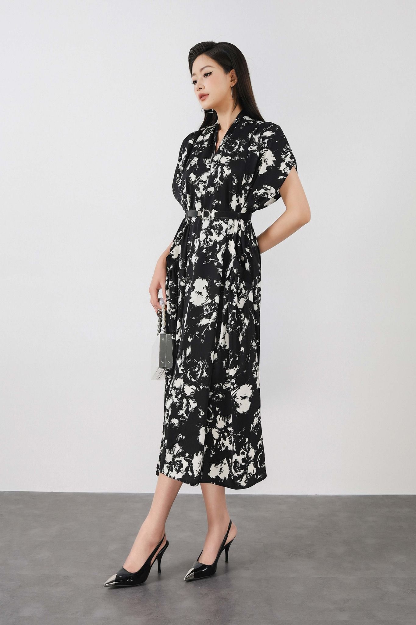 FDC34028 - Đầm công sở vải lụa dáng suông cổ V leo xếp nếp vai chờm tay liền thân phối túi trang trí kèm thắt lưng tạo kiểu - PANTIO