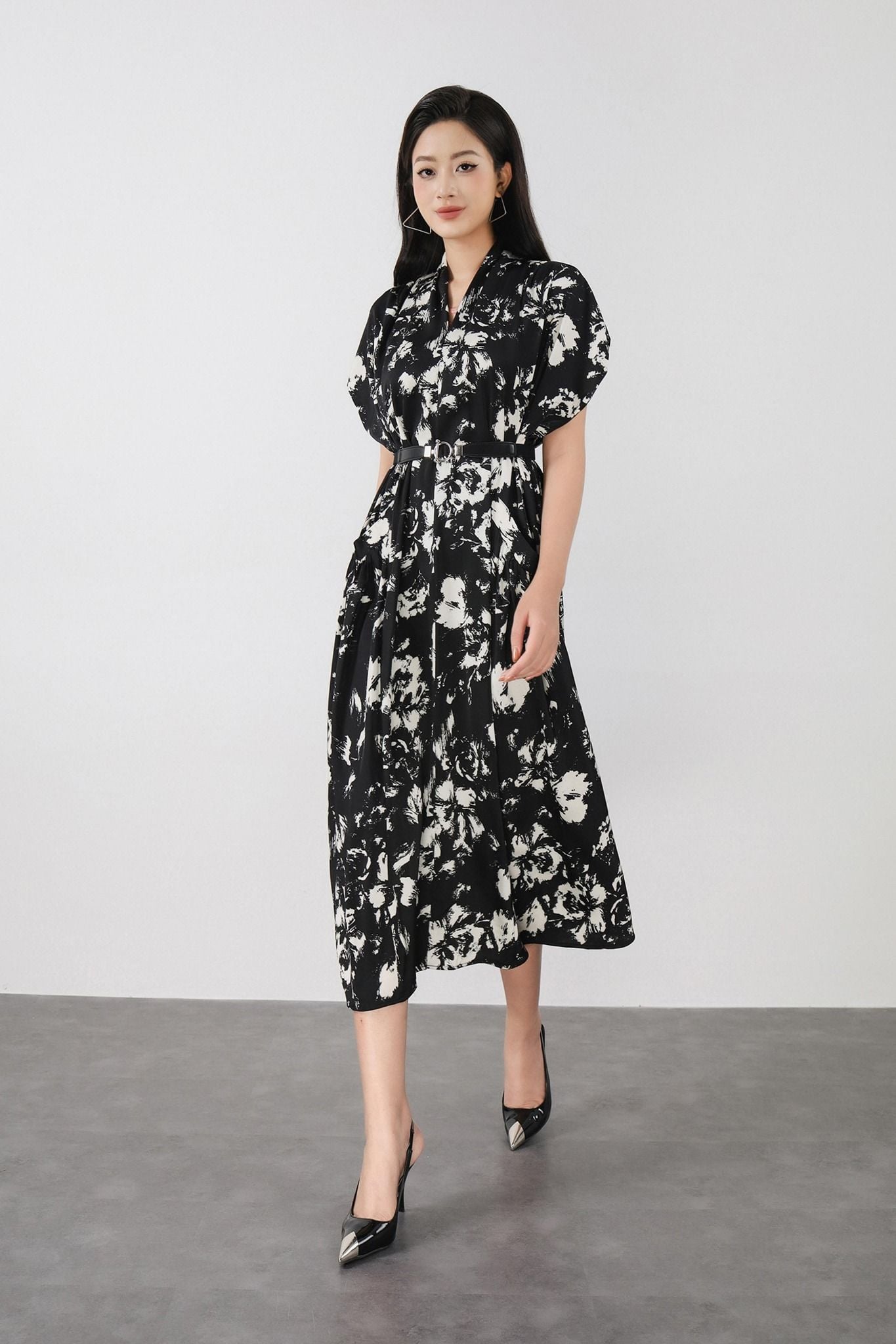 FDC34028 - Đầm công sở vải lụa dáng suông cổ V leo xếp nếp vai chờm tay liền thân phối túi trang trí kèm thắt lưng tạo kiểu - PANTIO