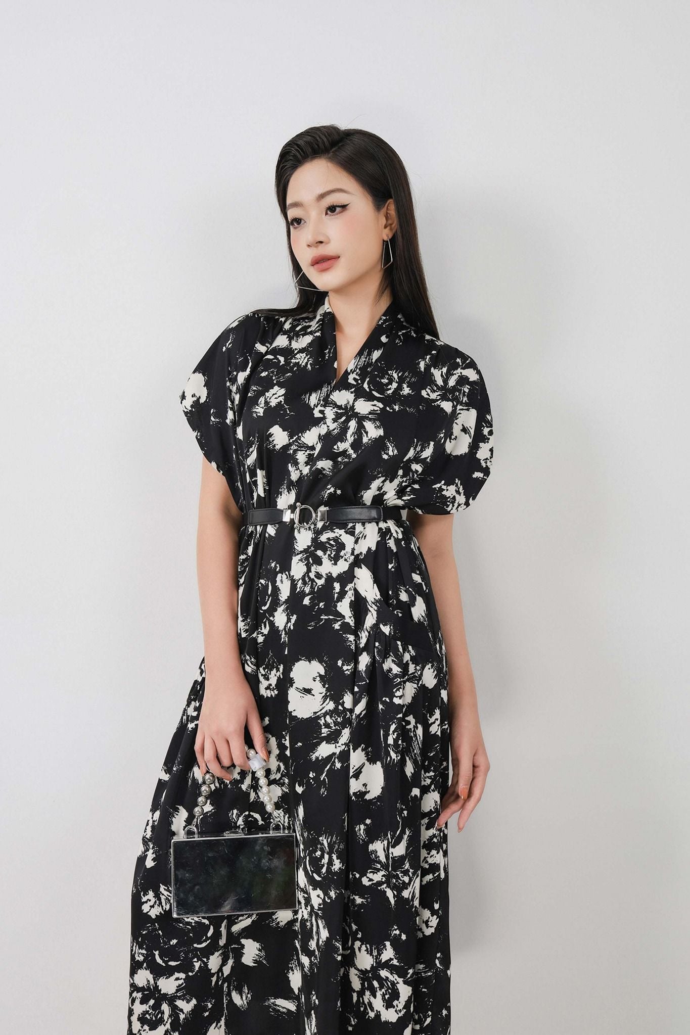 FDC34028 - Đầm công sở vải lụa dáng suông cổ V leo xếp nếp vai chờm tay liền thân phối túi trang trí kèm thắt lưng tạo kiểu - PANTIO