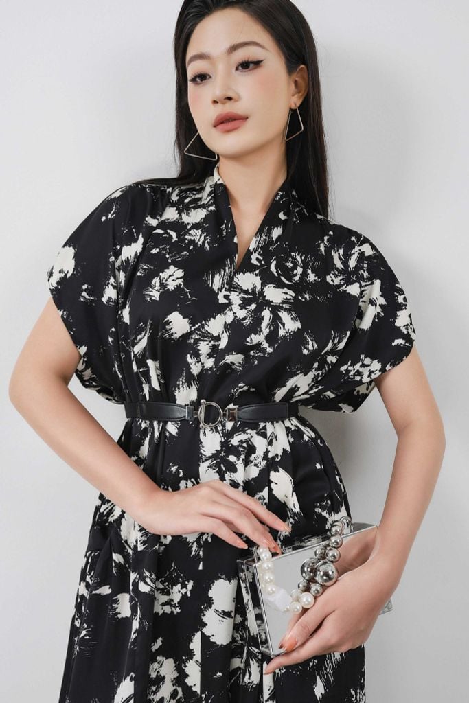 FDC34028 - Đầm công sở vải lụa dáng suông cổ V leo xếp nếp vai chờm tay liền thân phối túi trang trí kèm thắt lưng tạo kiểu - PANTIO