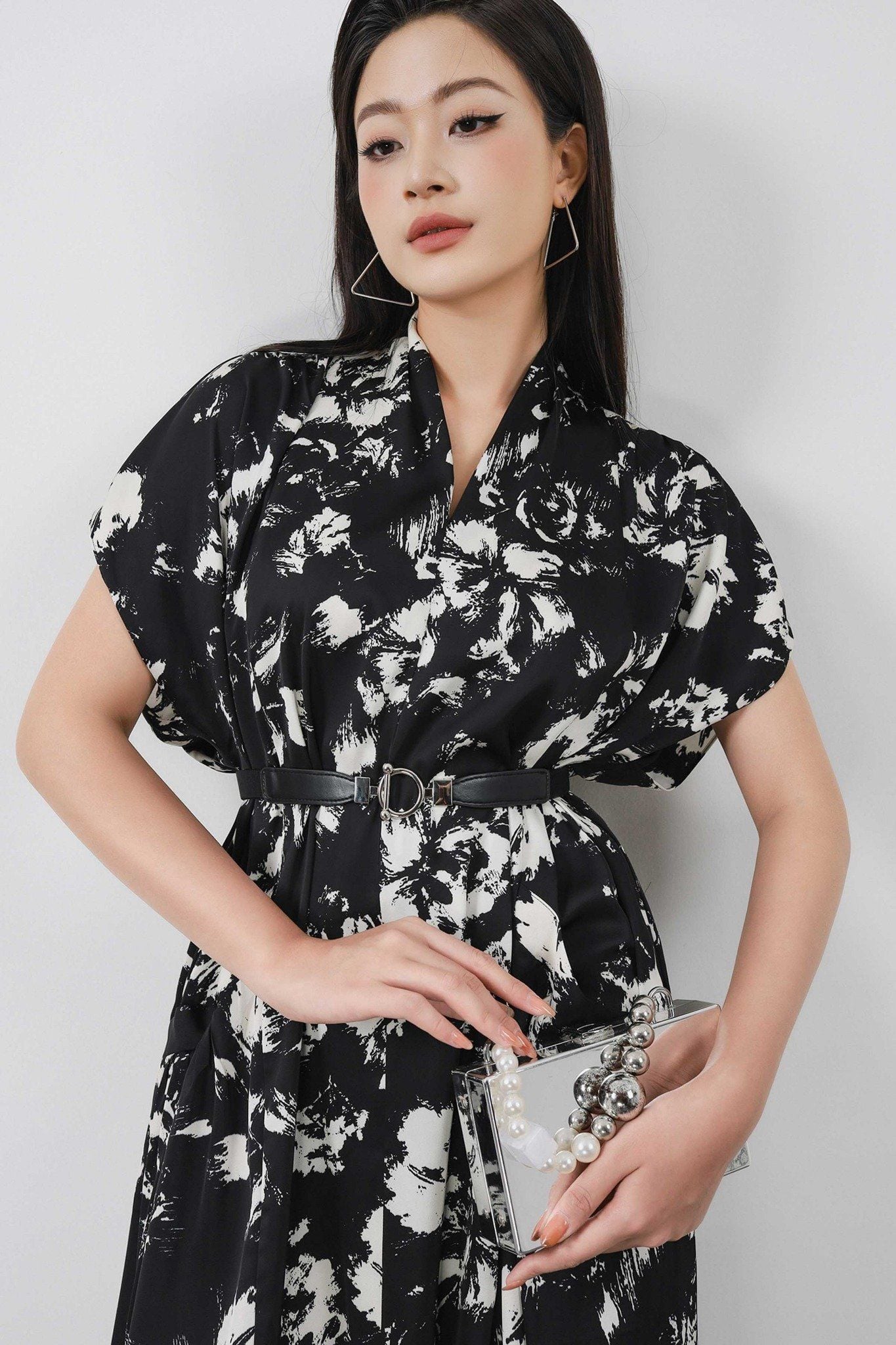 FDC34028 - Đầm công sở vải lụa dáng suông cổ V leo xếp nếp vai chờm tay liền thân phối túi trang trí kèm thắt lưng tạo kiểu - PANTIO