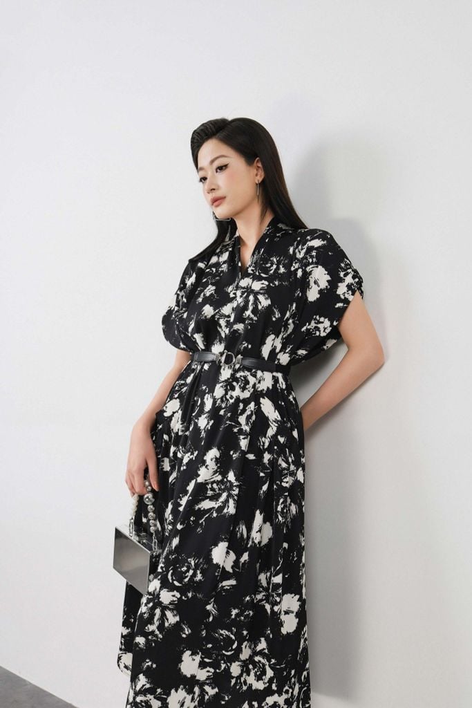 FDC34028 - Đầm công sở vải lụa dáng suông cổ V leo xếp nếp vai chờm tay liền thân phối túi trang trí kèm thắt lưng tạo kiểu - PANTIO