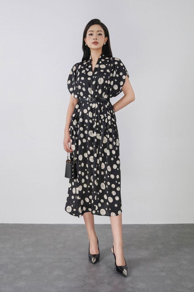 FDC34028 - Đầm công sở vải lụa dáng suông cổ V leo xếp nếp vai chờm tay liền thân phối túi trang trí kèm thắt lưng tạo kiểu - PANTIO