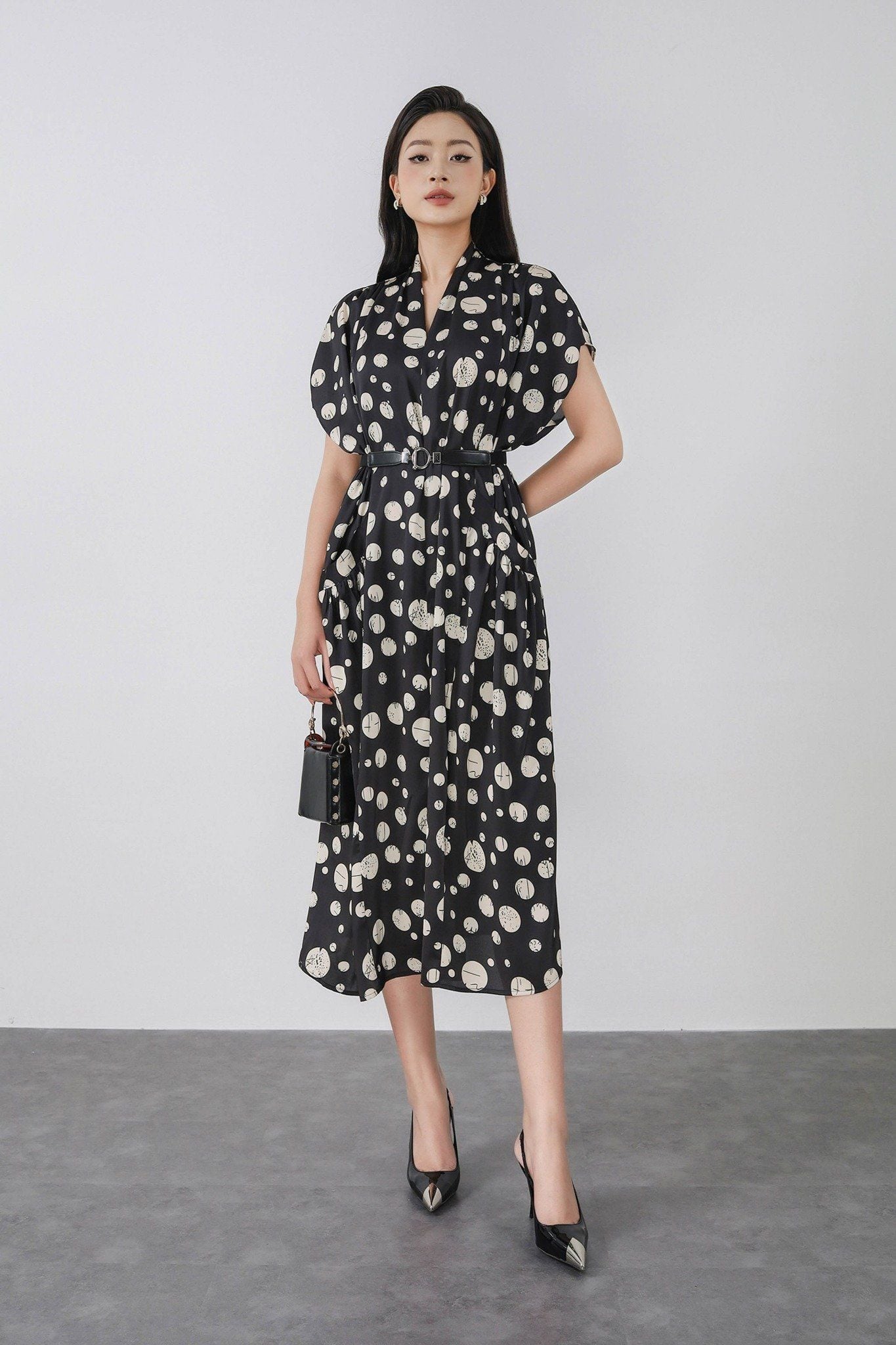 FDC34028 - Đầm công sở vải lụa dáng suông cổ V leo xếp nếp vai chờm tay liền thân phối túi trang trí kèm thắt lưng tạo kiểu - PANTIO