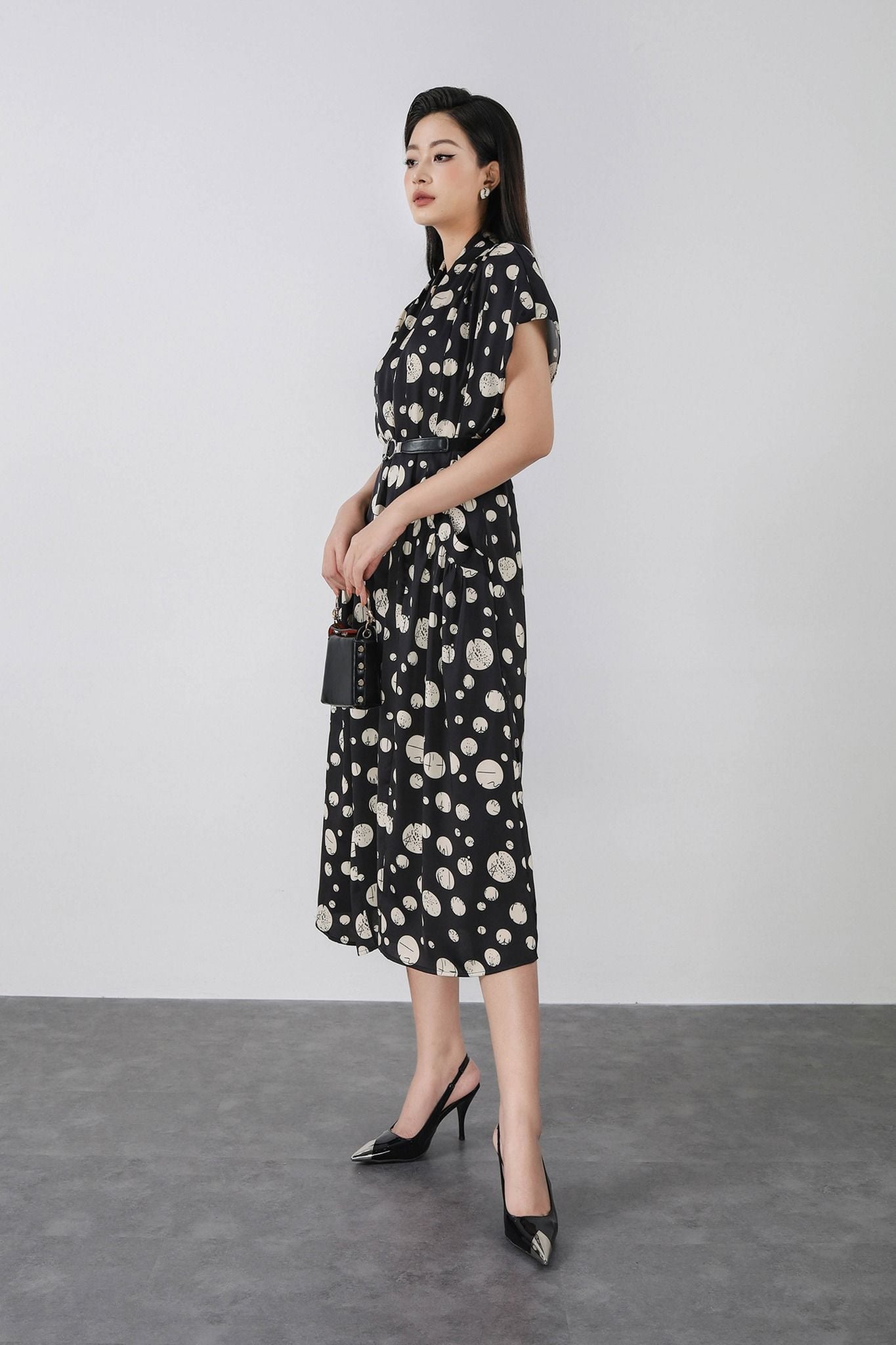 FDC34028 - Đầm công sở vải lụa dáng suông cổ V leo xếp nếp vai chờm tay liền thân phối túi trang trí kèm thắt lưng tạo kiểu - PANTIO