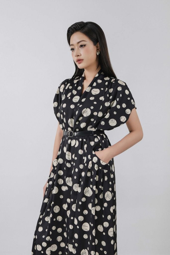 FDC34028 - Đầm công sở vải lụa dáng suông cổ V leo xếp nếp vai chờm tay liền thân phối túi trang trí kèm thắt lưng tạo kiểu - PANTIO