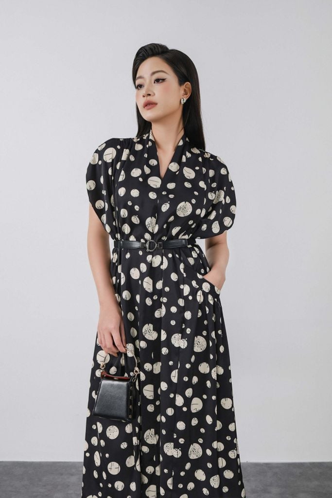 FDC34028 - Đầm công sở vải lụa dáng suông cổ V leo xếp nếp vai chờm tay liền thân phối túi trang trí kèm thắt lưng tạo kiểu - PANTIO