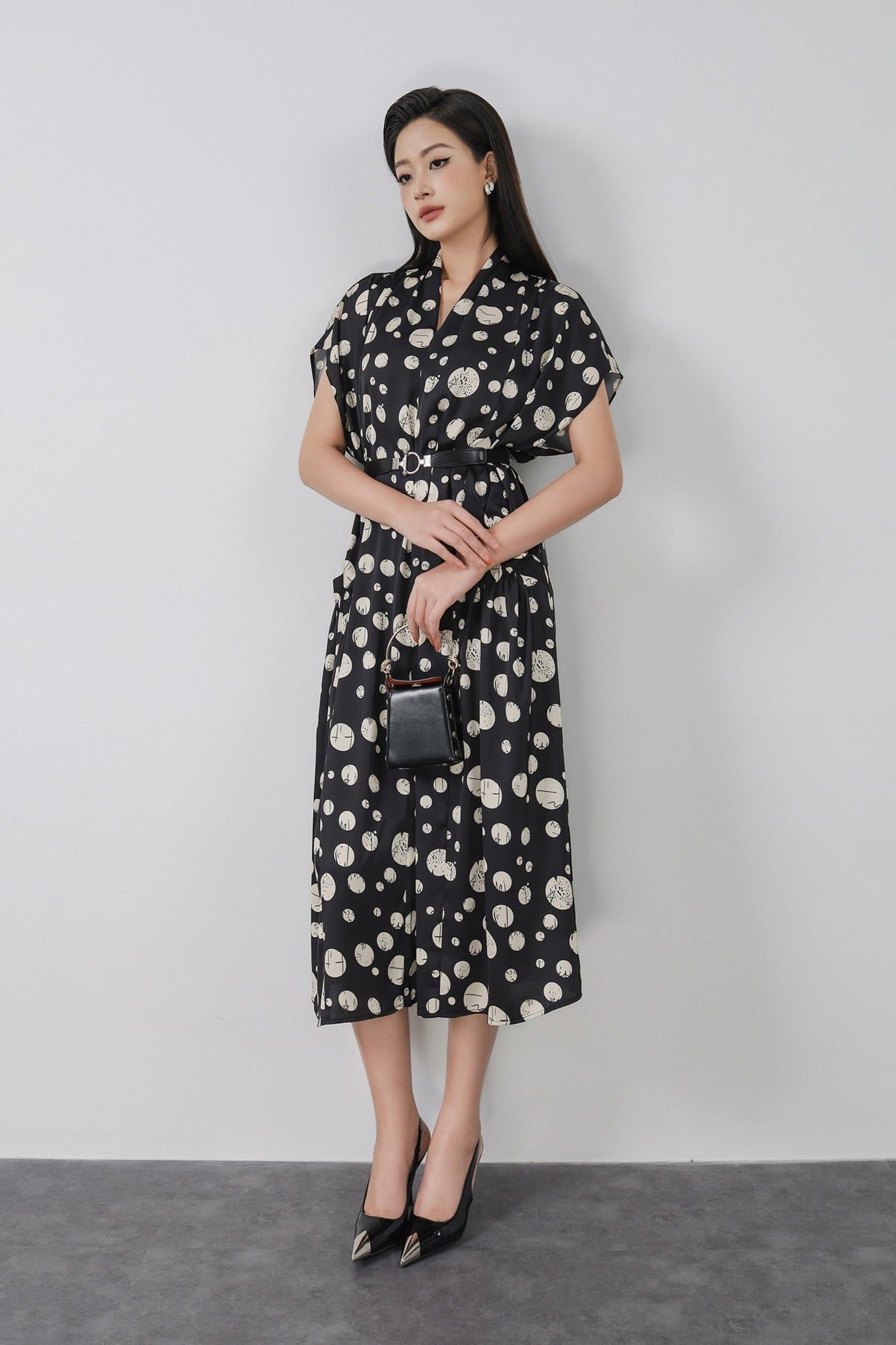 FDC34028 - Đầm công sở vải lụa dáng suông cổ V leo xếp nếp vai chờm tay liền thân phối túi trang trí kèm thắt lưng tạo kiểu - PANTIO