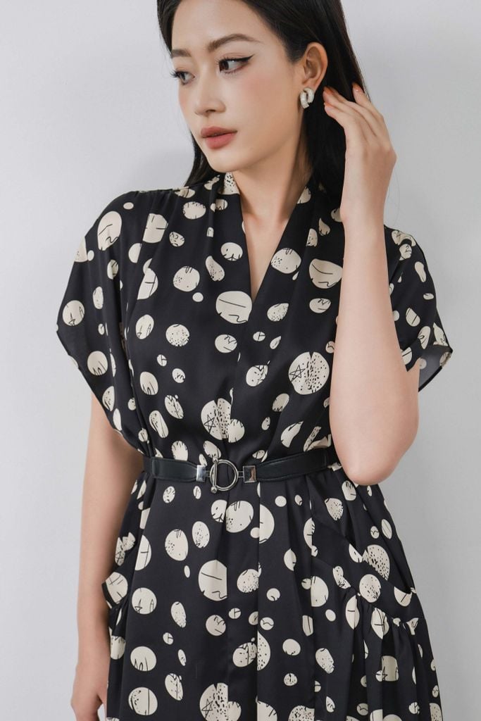 FDC34028 - Đầm công sở vải lụa dáng suông cổ V leo xếp nếp vai chờm tay liền thân phối túi trang trí kèm thắt lưng tạo kiểu - PANTIO