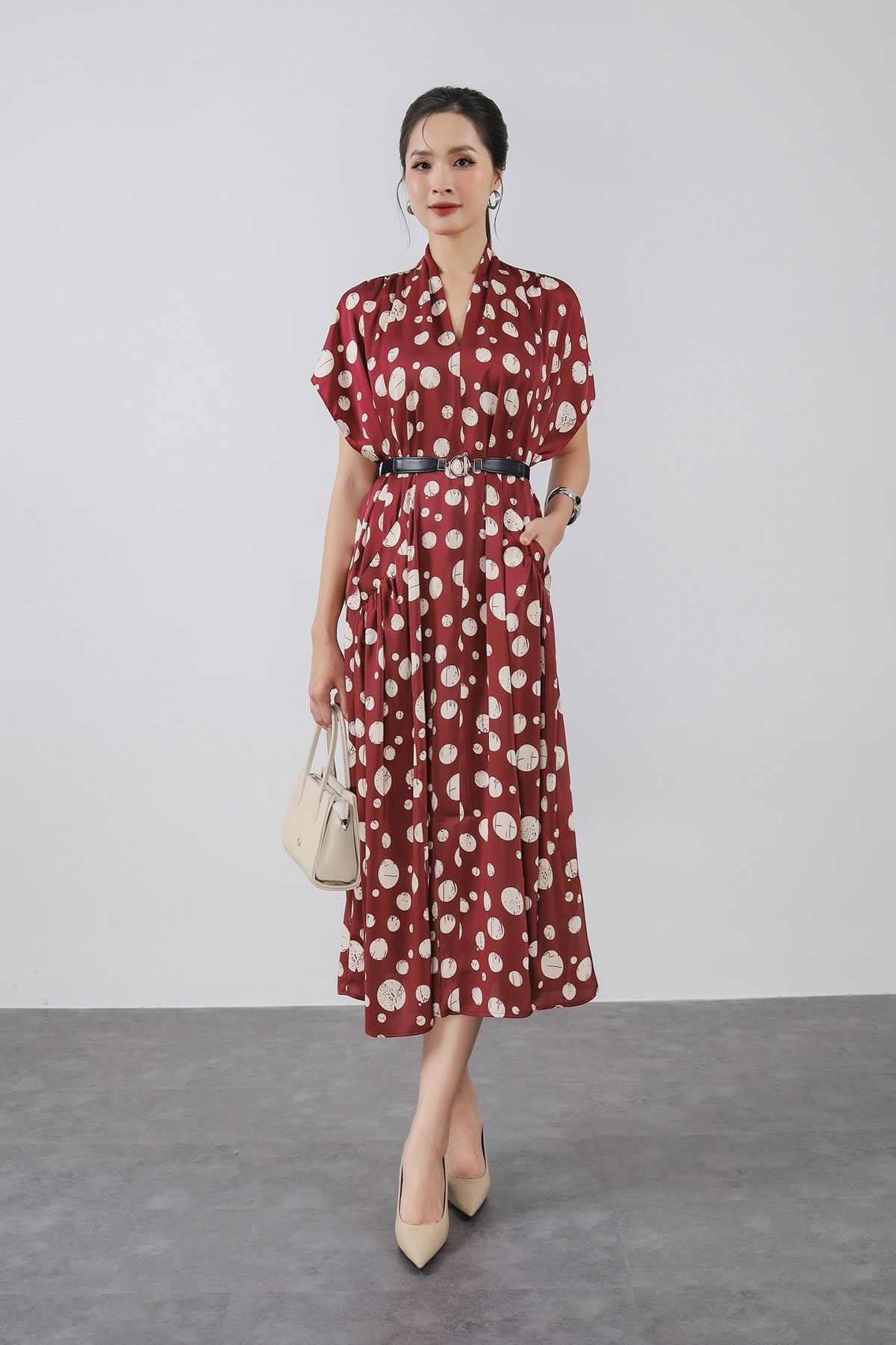 FDC34028 - Đầm công sở vải lụa dáng suông cổ V leo xếp nếp vai chờm tay liền thân phối túi trang trí kèm thắt lưng tạo kiểu - PANTIO