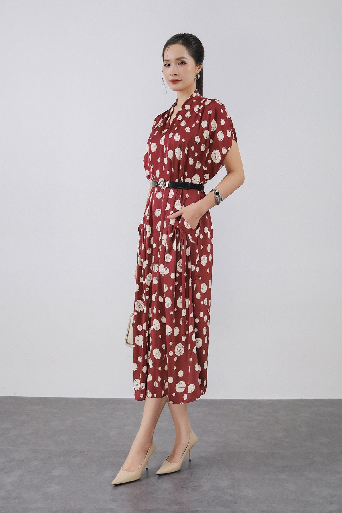 FDC34028 - Đầm công sở vải lụa dáng suông cổ V leo xếp nếp vai chờm tay liền thân phối túi trang trí kèm thắt lưng tạo kiểu - PANTIO