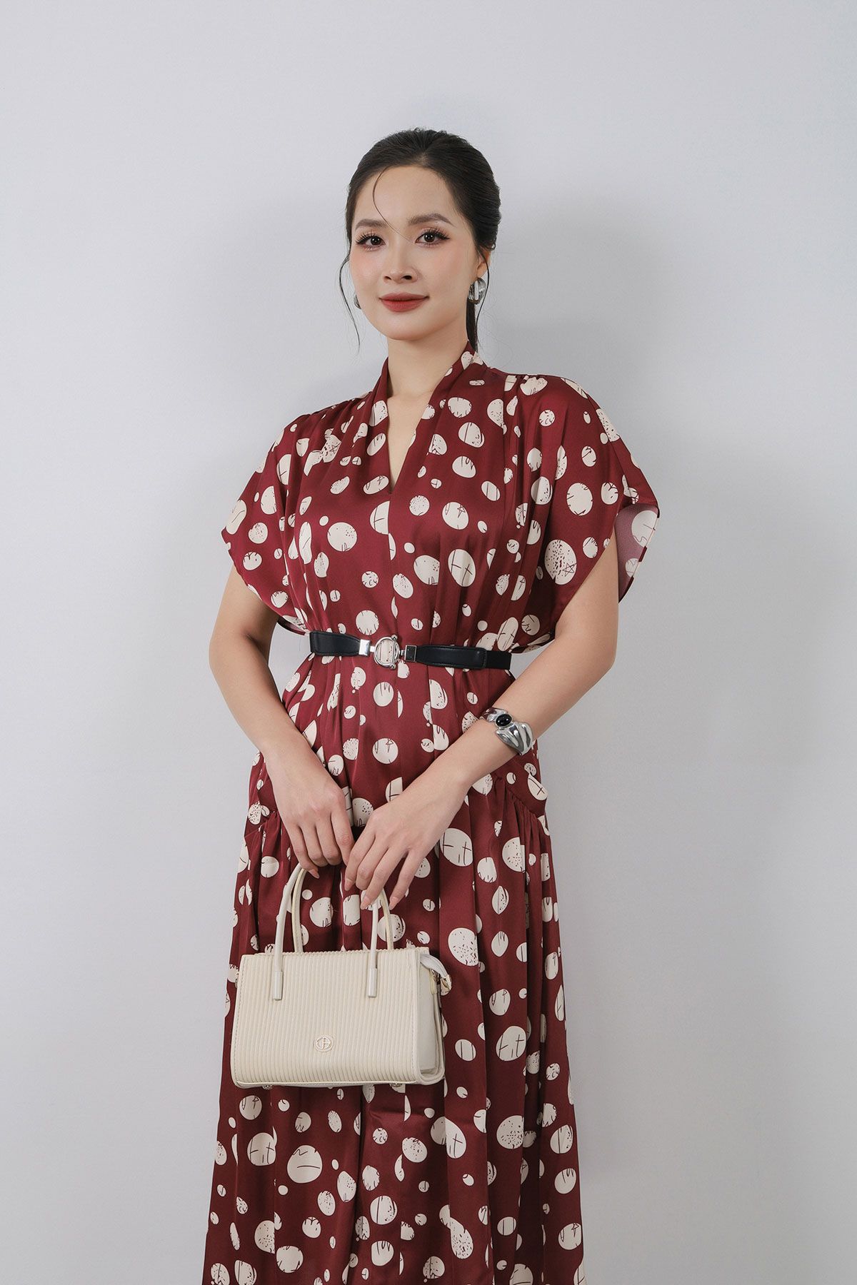 FDC34028 - Đầm công sở vải lụa dáng suông cổ V leo xếp nếp vai chờm tay liền thân phối túi trang trí kèm thắt lưng tạo kiểu - PANTIO