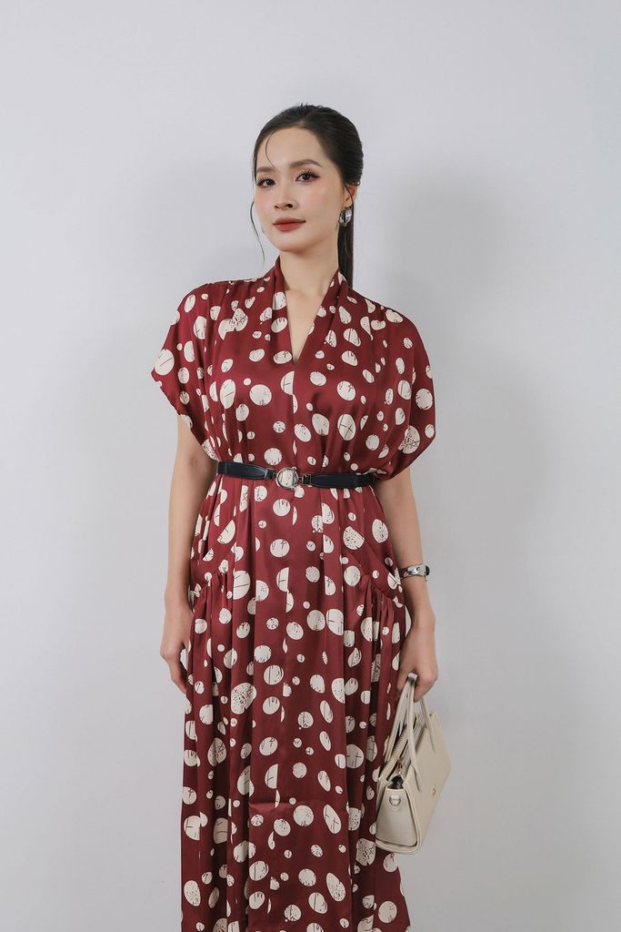 FDC34028 - Đầm công sở vải lụa dáng suông cổ V leo xếp nếp vai chờm tay liền thân phối túi trang trí kèm thắt lưng tạo kiểu - PANTIO