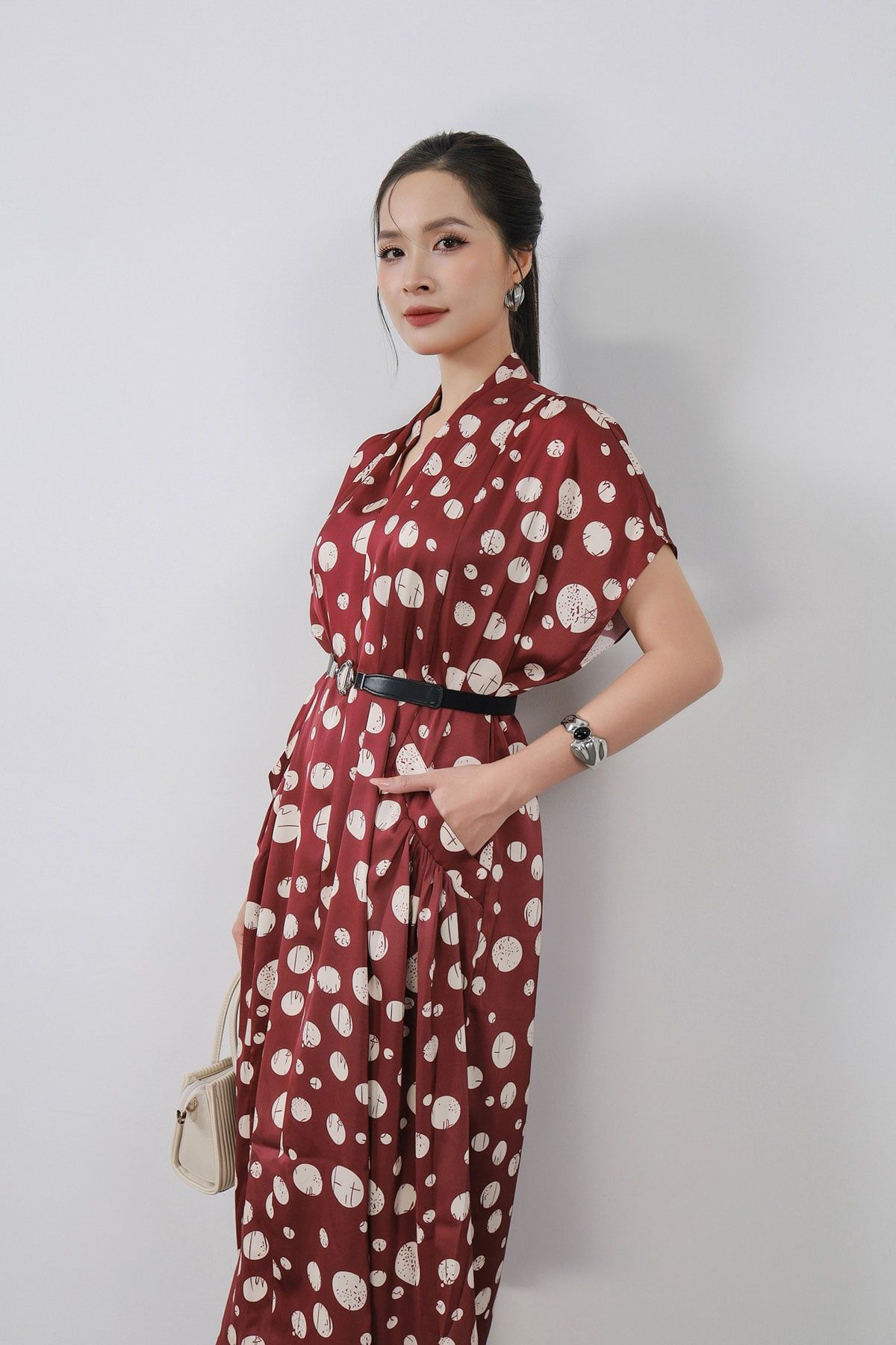 FDC34028 - Đầm công sở vải lụa dáng suông cổ V leo xếp nếp vai chờm tay liền thân phối túi trang trí kèm thắt lưng tạo kiểu - PANTIO