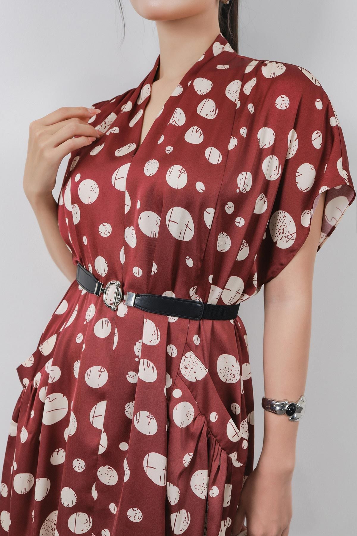 FDC34028 - Đầm công sở vải lụa dáng suông cổ V leo xếp nếp vai chờm tay liền thân phối túi trang trí kèm thắt lưng tạo kiểu - PANTIO