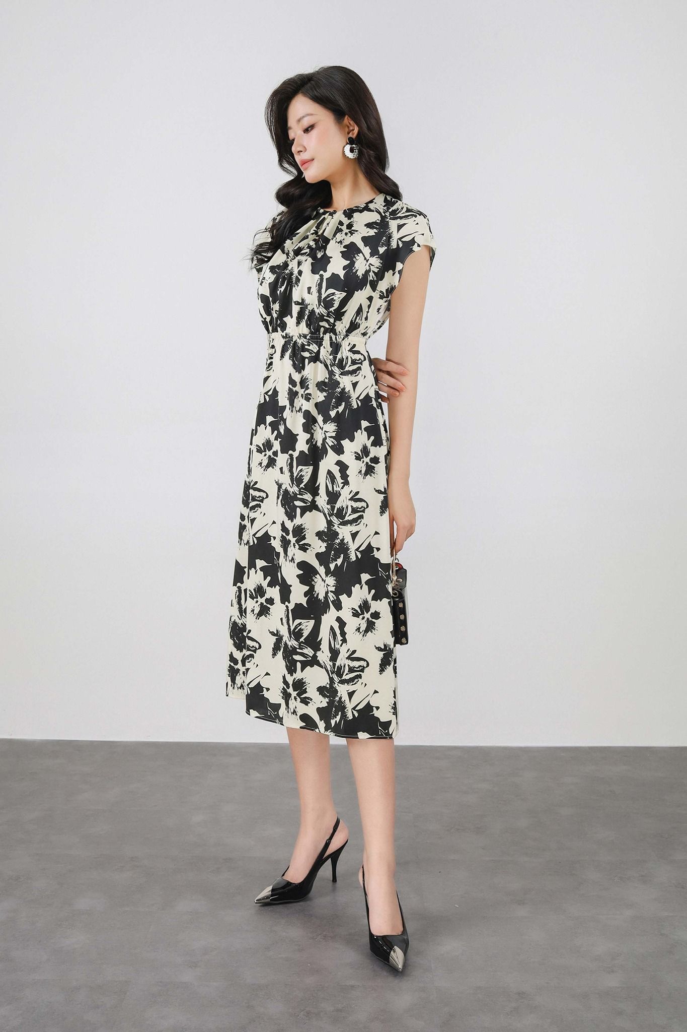 FDC34069 - Đầm công sở vải lụa dáng suông có lót vải habutai eo bo chun tạo kiểu cổ tròn nếp nhún vai chờm - PANTIO