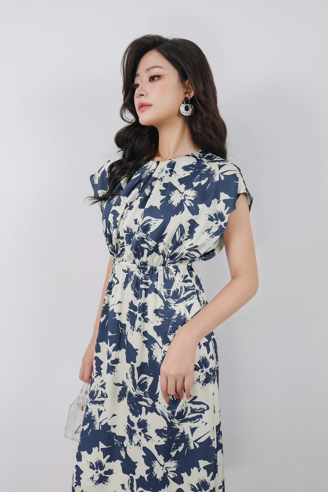 FDC34069 - Đầm công sở vải lụa dáng suông có lót vải habutai eo bo chun tạo kiểu cổ tròn nếp nhún vai chờm - PANTIO