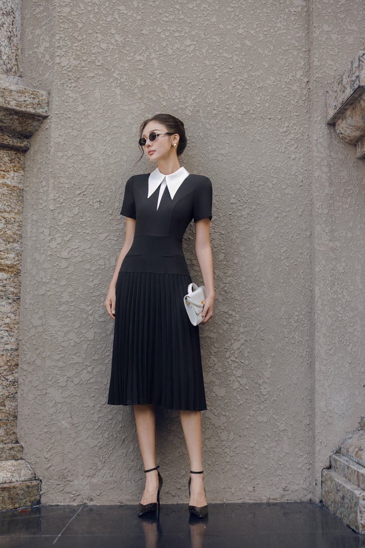 FDC34186 - Đầm công sở vải thô đũi dáng ôm cổ đức eo đáp cạp bản to thân váy xếp ly tạo kiểu khoá thân sau - PANTIO