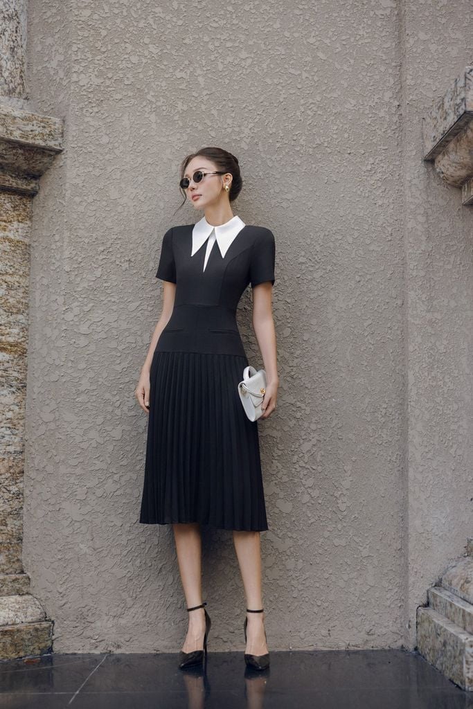 FDC34186 - Đầm công sở vải thô đũi dáng ôm cổ đức eo đáp cạp bản to thân váy xếp ly tạo kiểu khoá thân sau - PANTIO