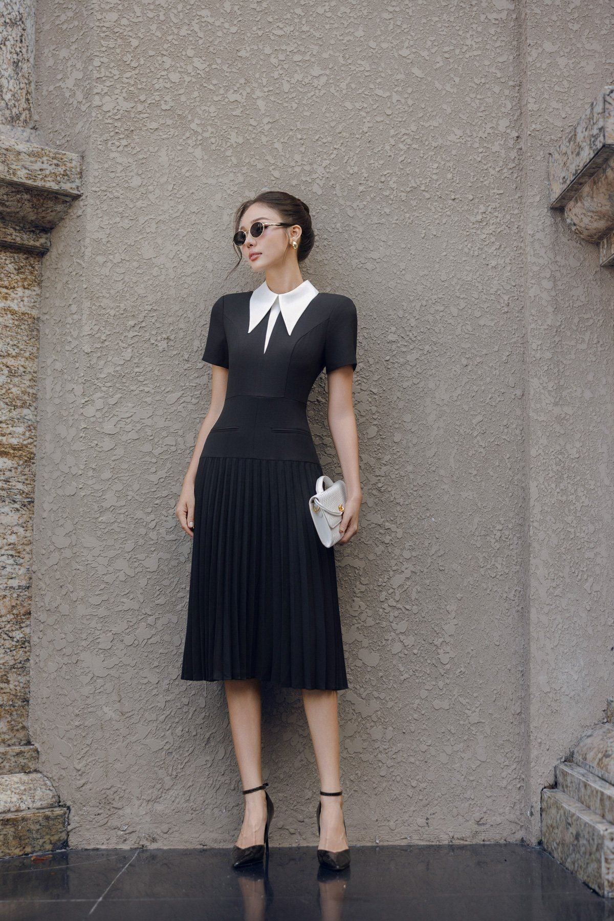 FDC34186 - Đầm công sở vải thô đũi dáng ôm cổ đức eo đáp cạp bản to thân váy xếp ly tạo kiểu khoá thân sau - PANTIO