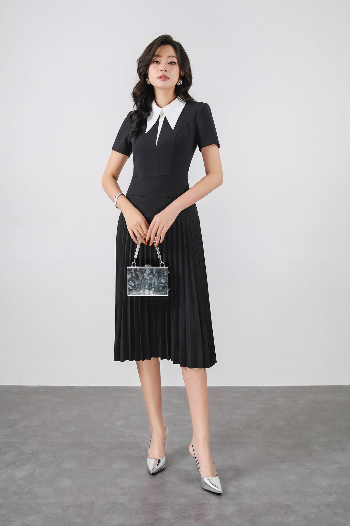 FDC34186 - Đầm công sở vải thô đũi dáng ôm cổ đức eo đáp cạp bản to thân váy xếp ly tạo kiểu khoá thân sau - PANTIO