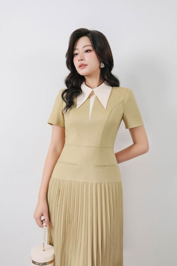FDC34186 - Đầm công sở vải thô đũi dáng ôm cổ đức eo đáp cạp bản to thân váy xếp ly tạo kiểu khoá thân sau - PANTIO