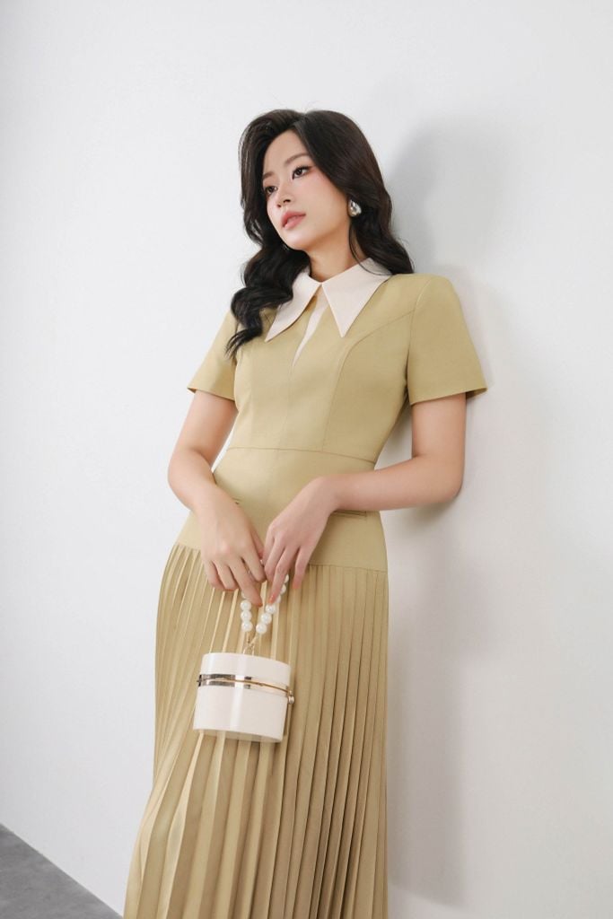 FDC34186 - Đầm công sở vải thô đũi dáng ôm cổ đức eo đáp cạp bản to thân váy xếp ly tạo kiểu khoá thân sau - PANTIO