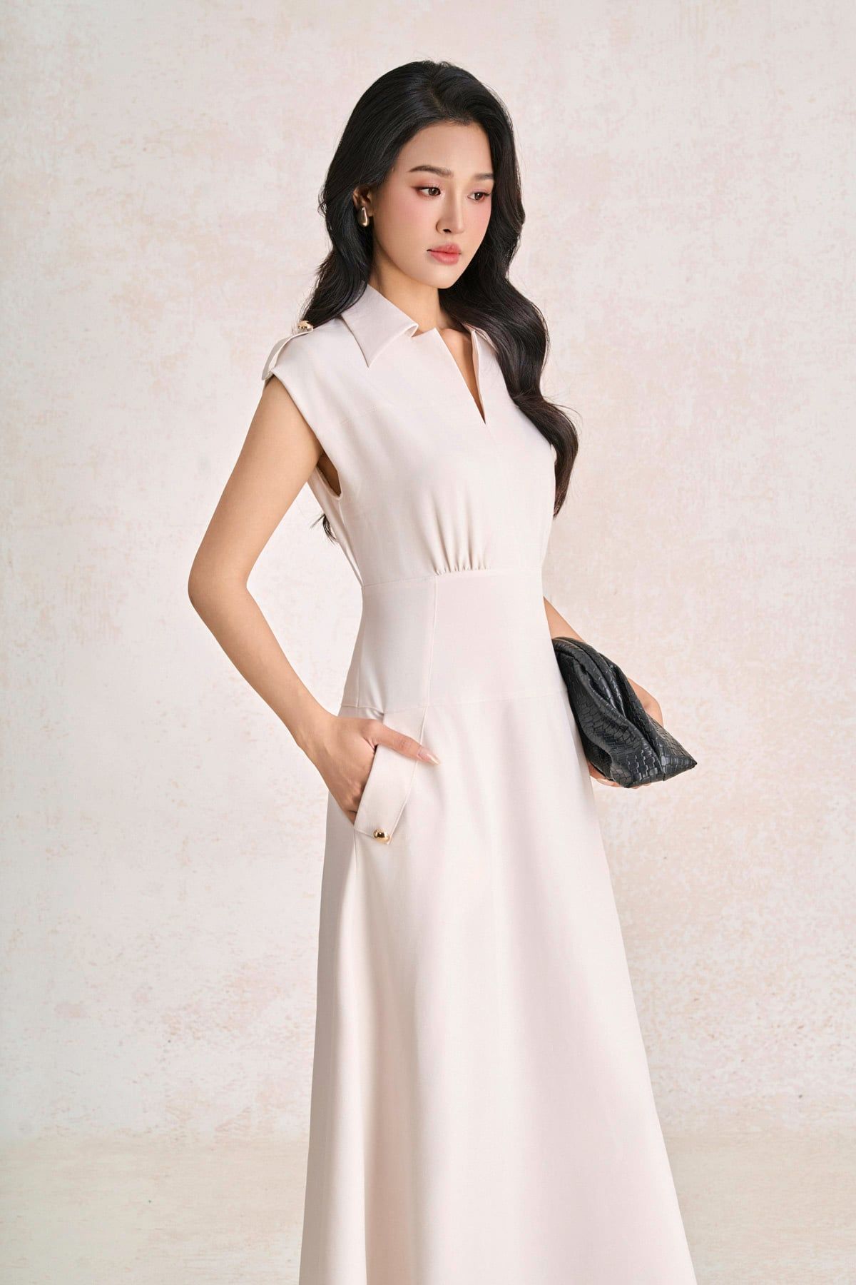 FDC35278 - Đầm công sở vải thô đũi dáng ôm cổ xẻ V vai chờm đính phụ kiện thời trang khoá thân sau - PANTIO