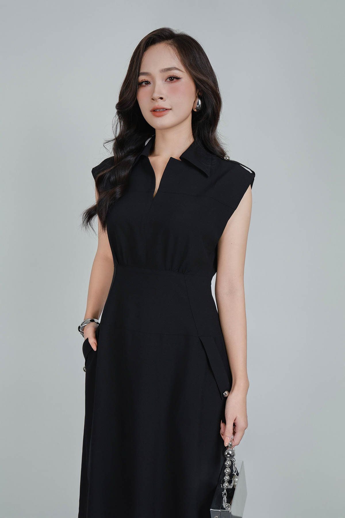 FDC35278 - Đầm công sở vải thô đũi dáng ôm cổ xẻ V vai chờm đính phụ kiện thời trang khoá thân sau - PANTIO