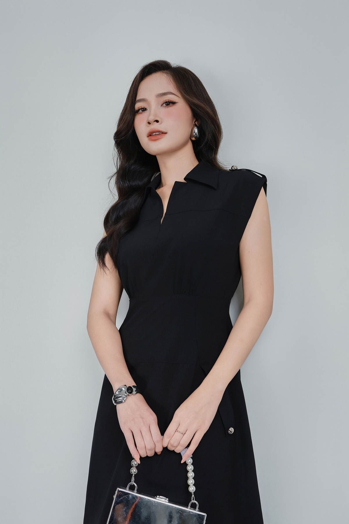 FDC35278 - Đầm công sở vải thô đũi dáng ôm cổ xẻ V vai chờm đính phụ kiện thời trang khoá thân sau - PANTIO