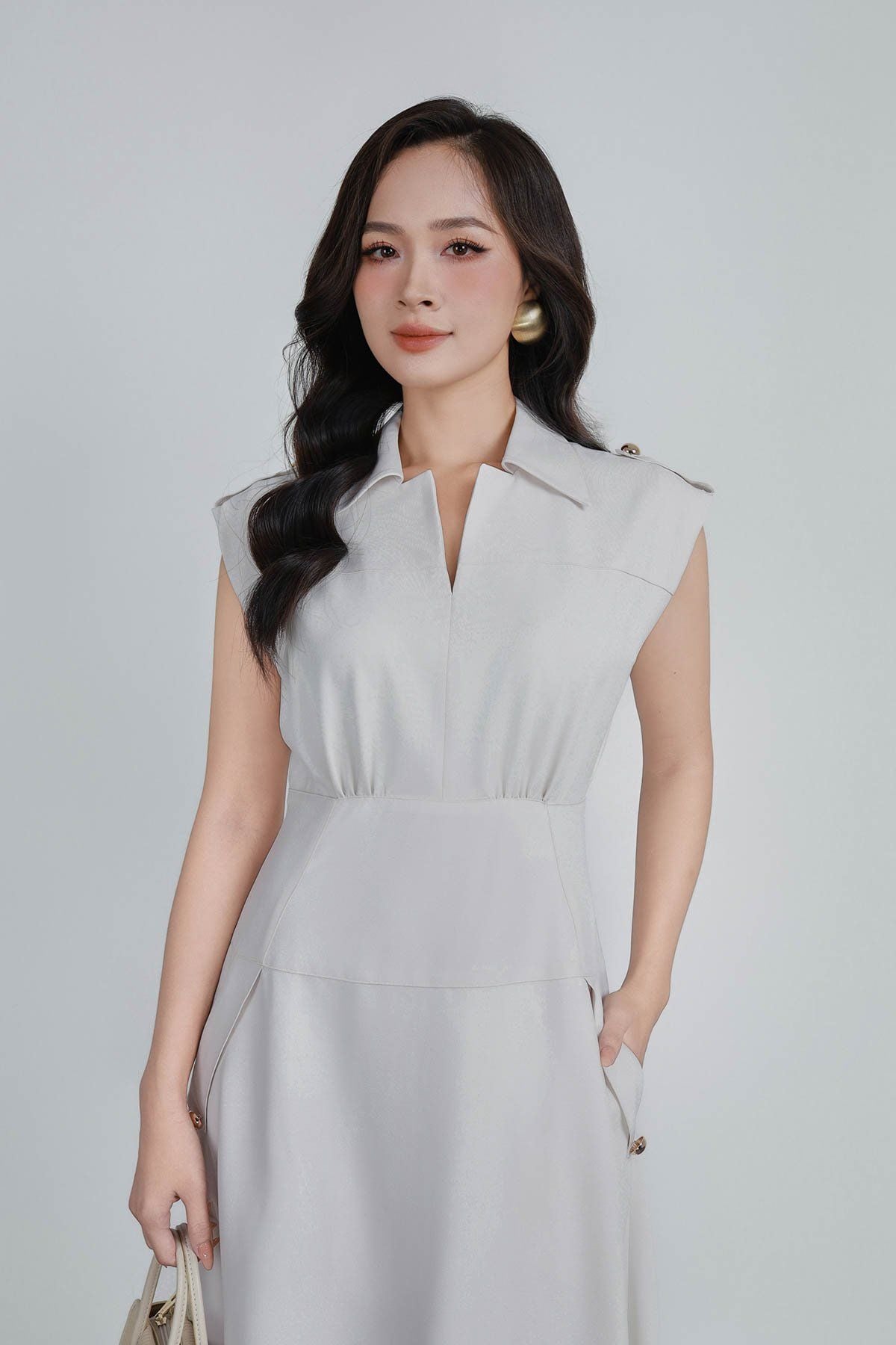 FDC35278 - Đầm công sở vải thô đũi dáng ôm cổ xẻ V vai chờm đính phụ kiện thời trang khoá thân sau - PANTIO