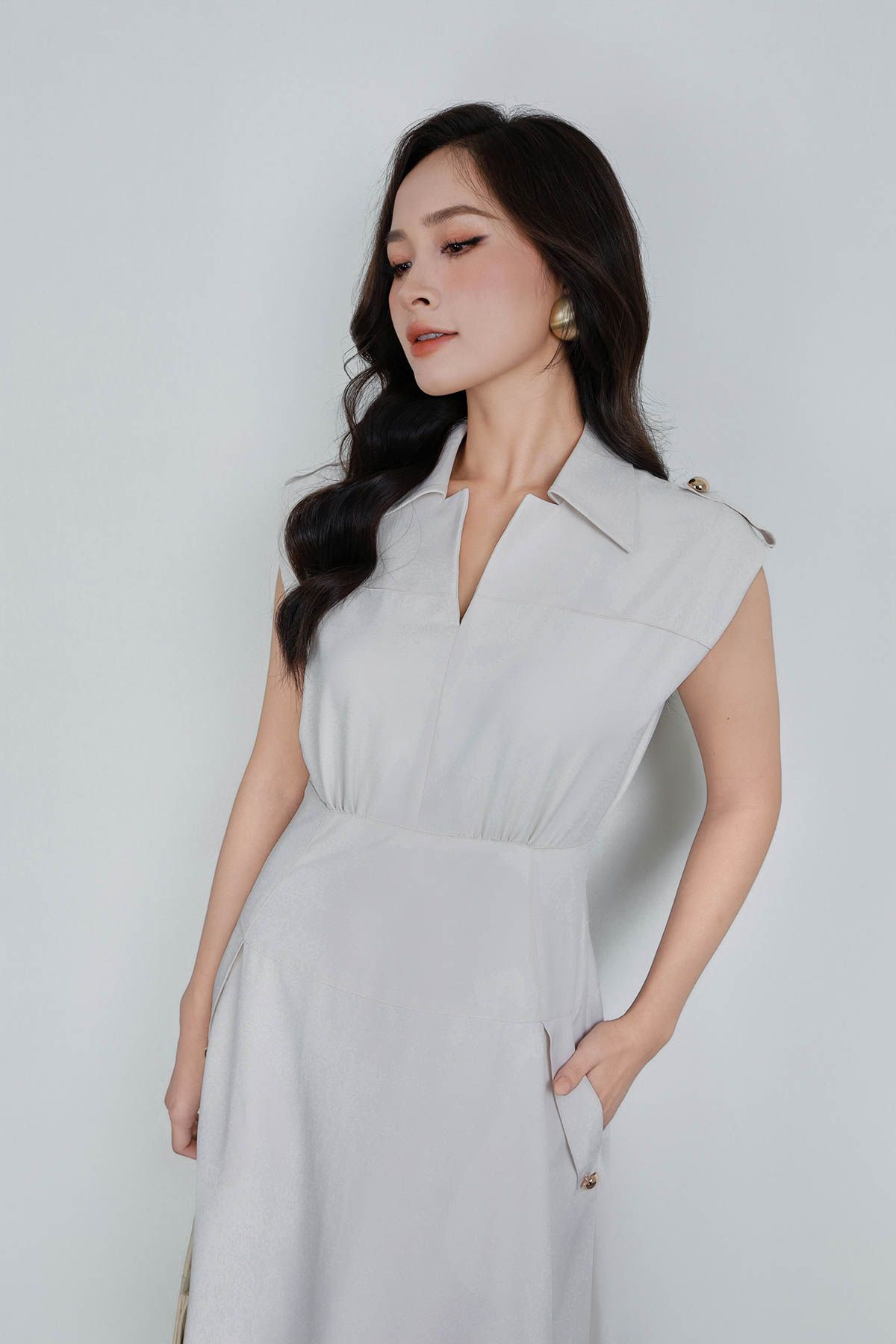 FDC35278 - Đầm công sở vải thô đũi dáng ôm cổ xẻ V vai chờm đính phụ kiện thời trang khoá thân sau - PANTIO