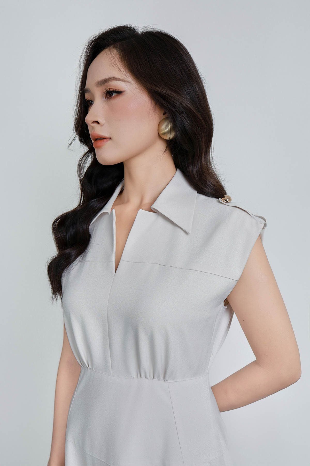 FDC35278 - Đầm công sở vải thô đũi dáng ôm cổ xẻ V vai chờm đính phụ kiện thời trang khoá thân sau - PANTIO