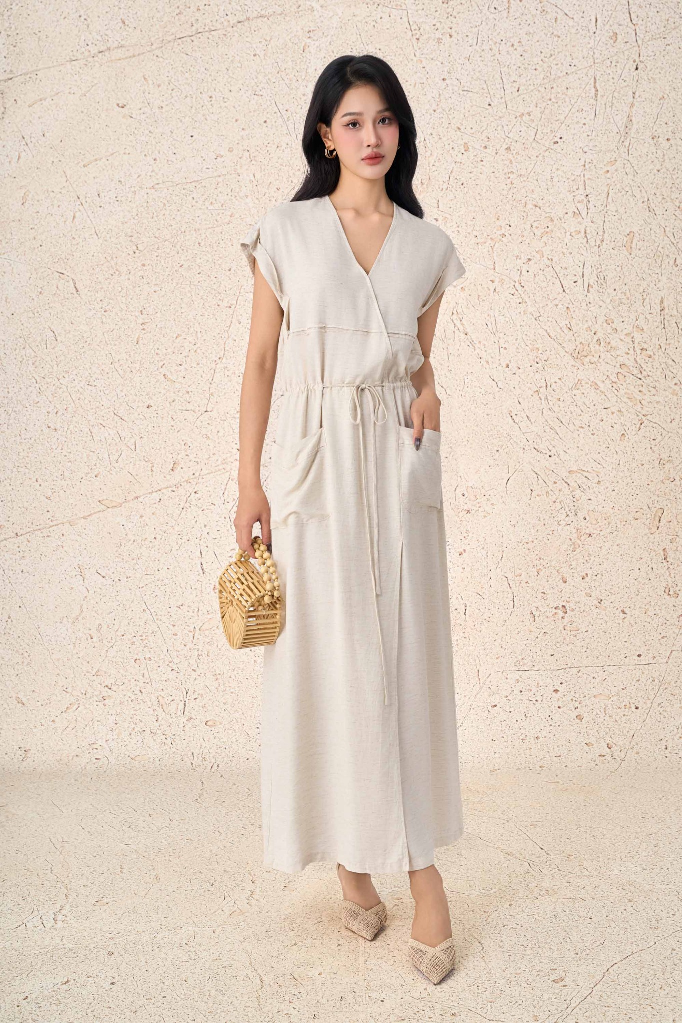FDC35293 - Đầm công sở vải linen dáng suông cổ xẻ V vai chờm eo váy rút chun tạo kiểu thân váy có túi - PANTIO
